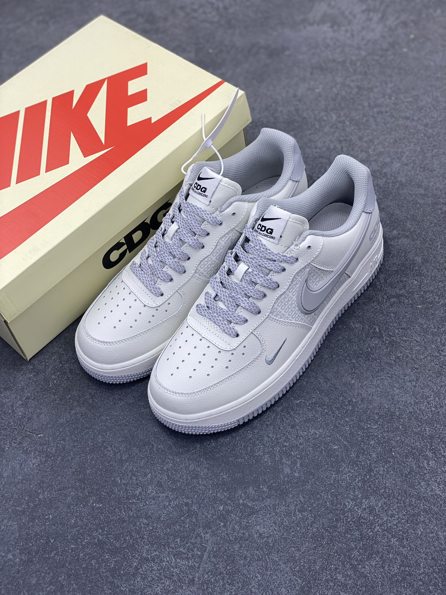 图片[8]-NIKE Air Force1 L 0w X CDG 联名空军一号板鞋 国际街头潮牌CDG正式NIKEAirForce1合作联名原楦头原纸板打造纯正低帮空军版型原盒配件拉帮完美大厂纯原品质出货清洁度电绣工艺皮料切割干净无任何毛边细节完美 货号：CG-240422 尺码：36 36.5 37.5 38 38.5 39 40 40.5 41 42 42.5 43 44 44.5 45-选品中心