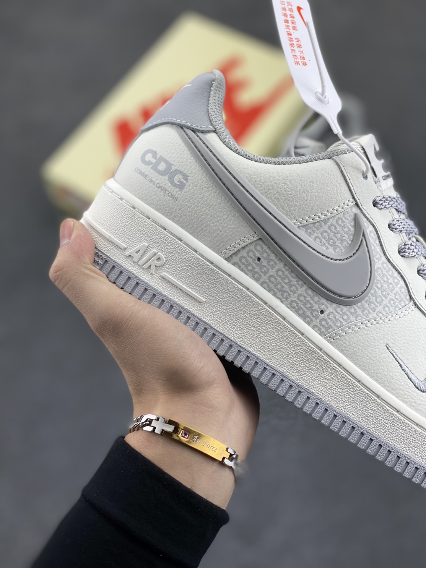 图片[6]-NIKE Air Force1 L 0w X CDG 联名空军一号板鞋 国际街头潮牌CDG正式NIKEAirForce1合作联名原楦头原纸板打造纯正低帮空军版型原盒配件拉帮完美大厂纯原品质出货清洁度电绣工艺皮料切割干净无任何毛边细节完美 货号：CG-240422 尺码：36 36.5 37.5 38 38.5 39 40 40.5 41 42 42.5 43 44 44.5 45-选品中心