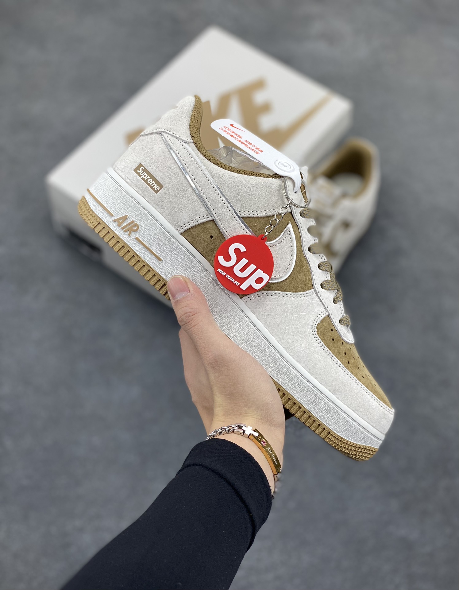 Nike Air Force 1 07 Low “卡其灰”全麂皮supreme联名秋冬 空军一号低帮休闲板鞋 3M反光 定制皮料 原盒原包装 原楦头原纸板 纯正版型 正品NFC感应芯片 内置全掌气垫 货号:ME2392-101 尺码:36 36.5 37.5 38 38.5 39 40 40.5 41 42 42.5 43 44 44.5 45-选品中心