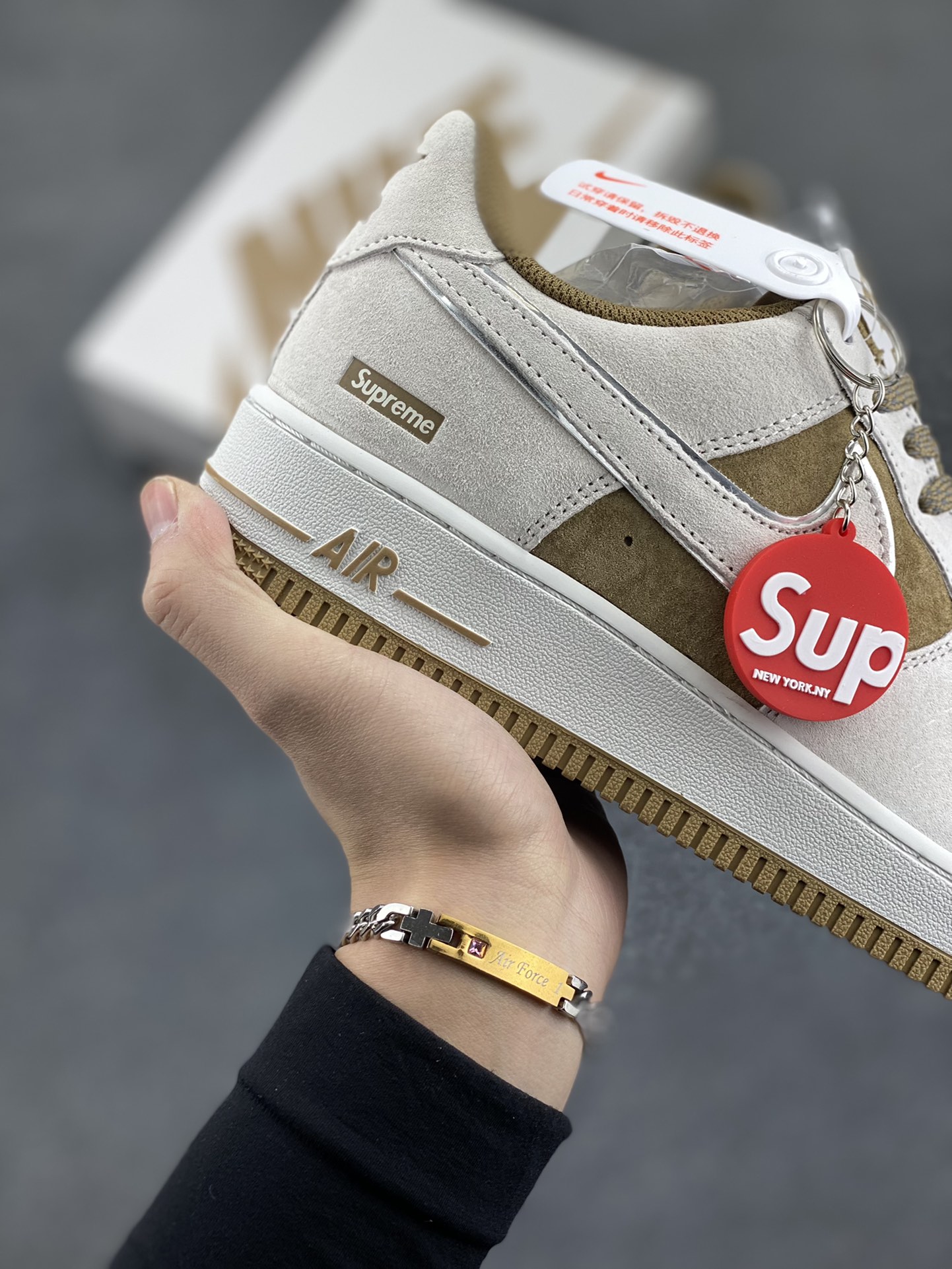 图片[6]-Nike Air Force 1 07 Low “卡其灰”全麂皮supreme联名秋冬 空军一号低帮休闲板鞋 3M反光 定制皮料 原盒原包装 原楦头原纸板 纯正版型 正品NFC感应芯片 内置全掌气垫 货号：ME2392-101 尺码：36 36.5 37.5 38 38.5 39 40 40.5 41 42 42.5 43 44 44.5 45-选品中心