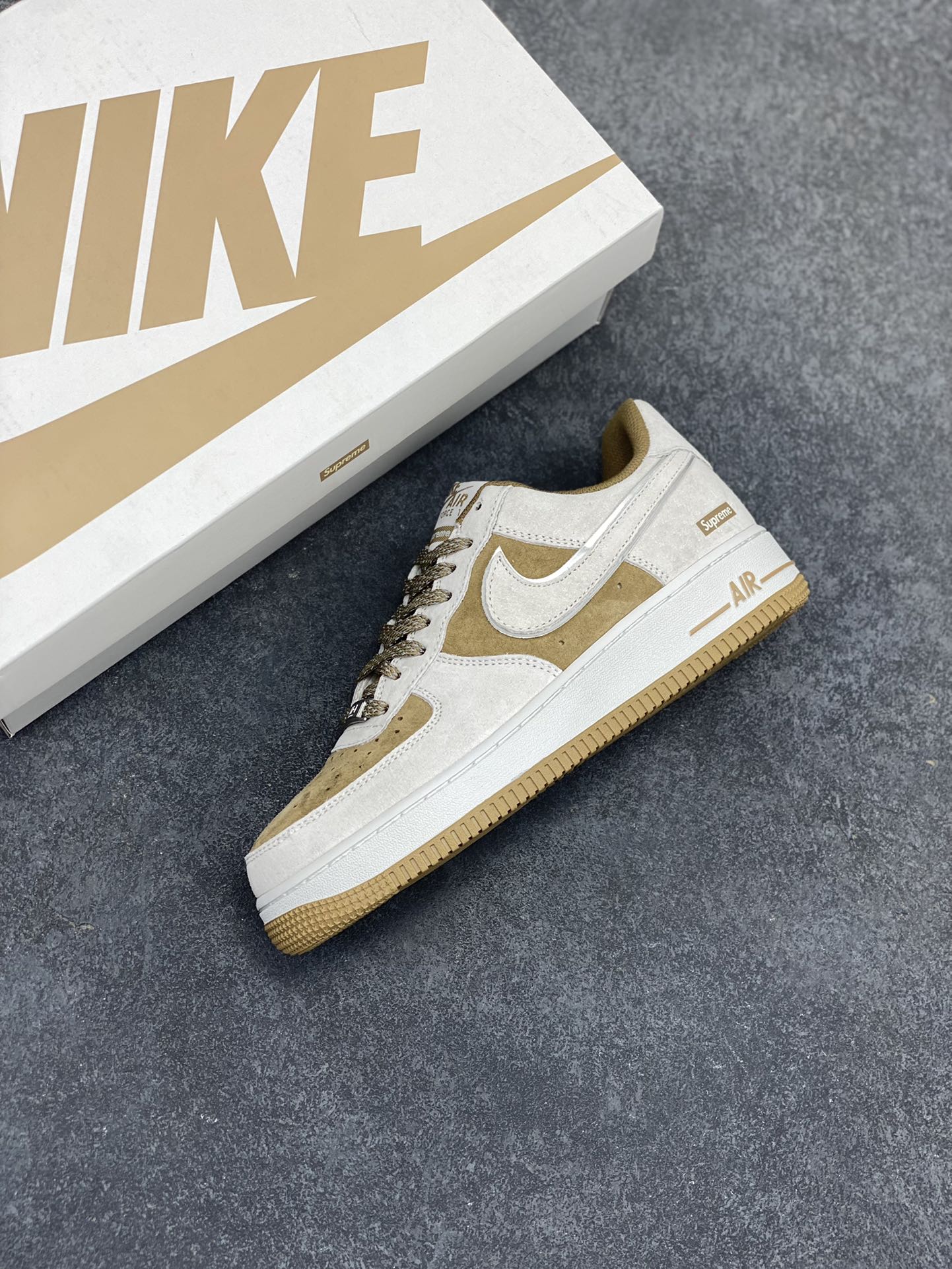 图片[7]-Nike Air Force 1 07 Low “卡其灰”全麂皮supreme联名秋冬 空军一号低帮休闲板鞋 3M反光 定制皮料 原盒原包装 原楦头原纸板 纯正版型 正品NFC感应芯片 内置全掌气垫 货号：ME2392-101 尺码：36 36.5 37.5 38 38.5 39 40 40.5 41 42 42.5 43 44 44.5 45-选品中心