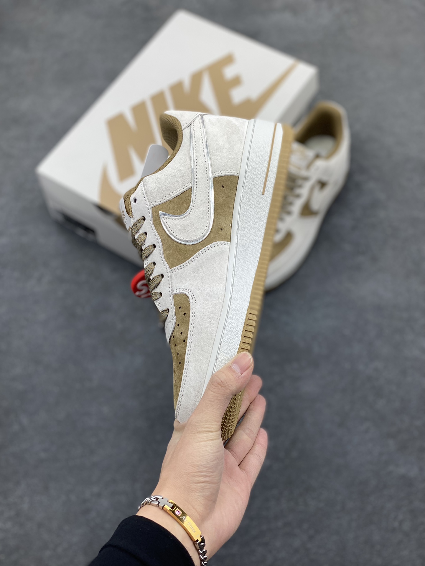 图片[3]-Nike Air Force 1 07 Low “卡其灰”全麂皮supreme联名秋冬 空军一号低帮休闲板鞋 3M反光 定制皮料 原盒原包装 原楦头原纸板 纯正版型 正品NFC感应芯片 内置全掌气垫 货号：ME2392-101 尺码：36 36.5 37.5 38 38.5 39 40 40.5 41 42 42.5 43 44 44.5 45-选品中心