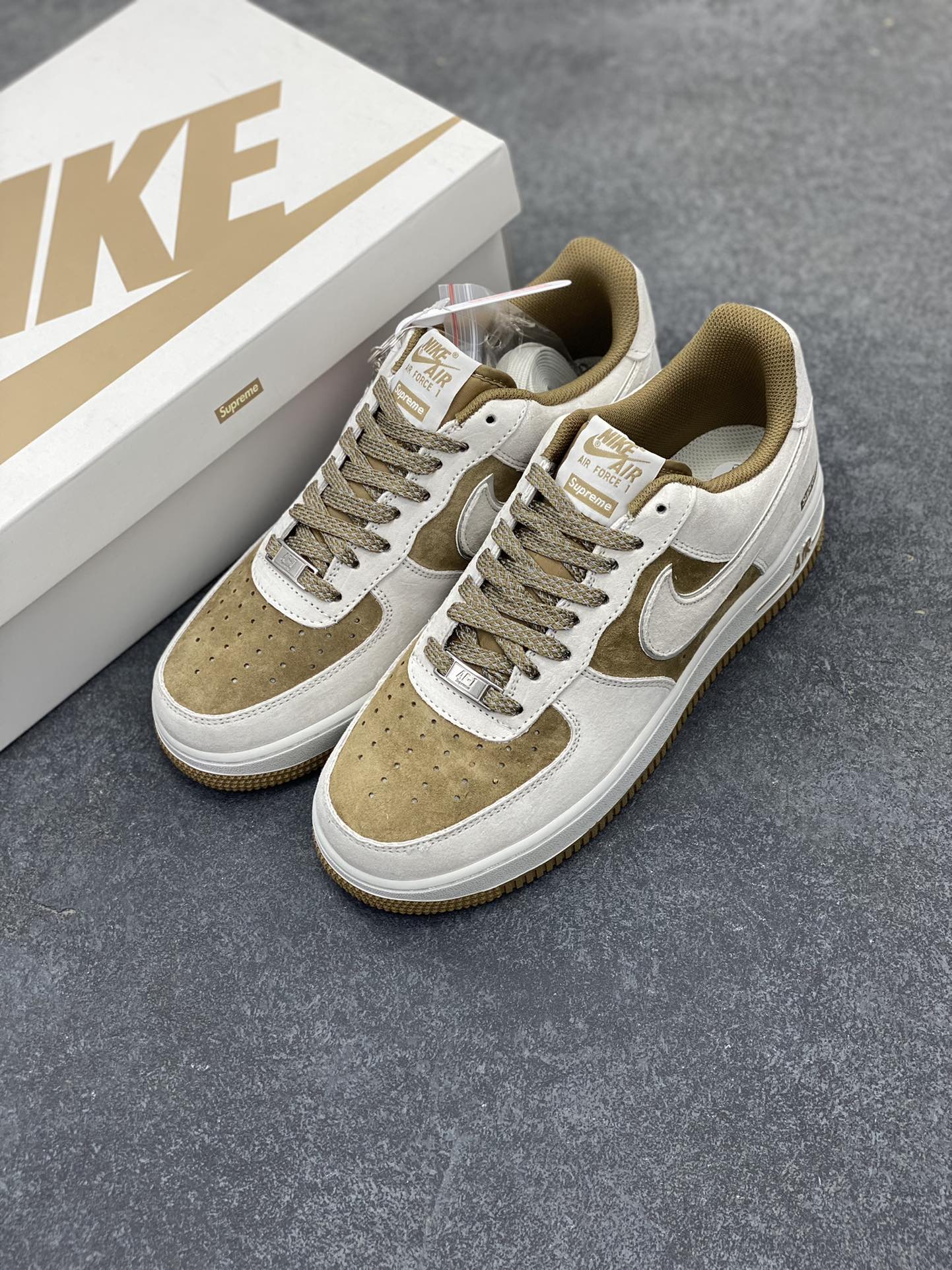 图片[8]-Nike Air Force 1 07 Low “卡其灰”全麂皮supreme联名秋冬 空军一号低帮休闲板鞋 3M反光 定制皮料 原盒原包装 原楦头原纸板 纯正版型 正品NFC感应芯片 内置全掌气垫 货号：ME2392-101 尺码：36 36.5 37.5 38 38.5 39 40 40.5 41 42 42.5 43 44 44.5 45-选品中心