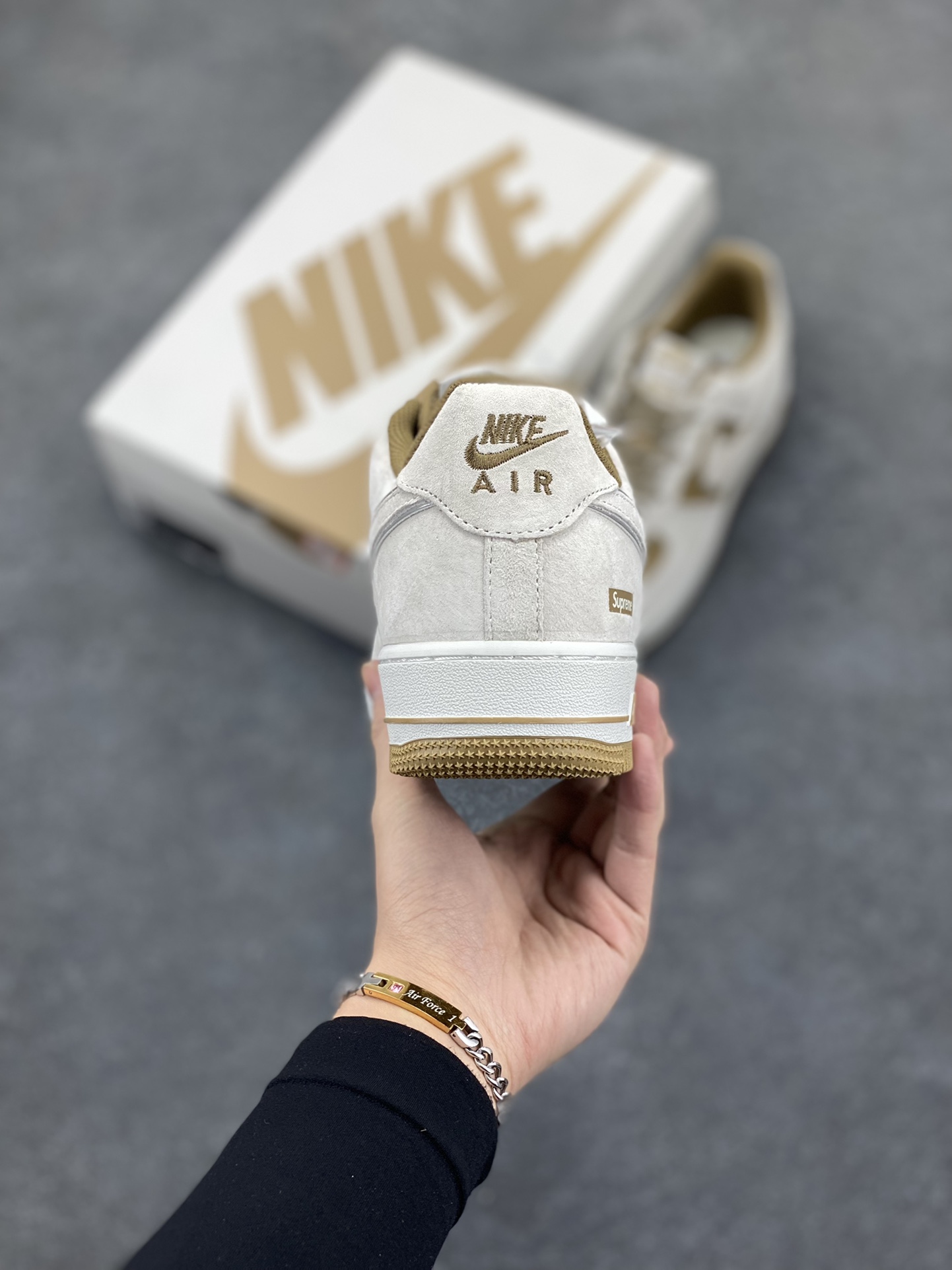 图片[4]-Nike Air Force 1 07 Low “卡其灰”全麂皮supreme联名秋冬 空军一号低帮休闲板鞋 3M反光 定制皮料 原盒原包装 原楦头原纸板 纯正版型 正品NFC感应芯片 内置全掌气垫 货号：ME2392-101 尺码：36 36.5 37.5 38 38.5 39 40 40.5 41 42 42.5 43 44 44.5 45-选品中心