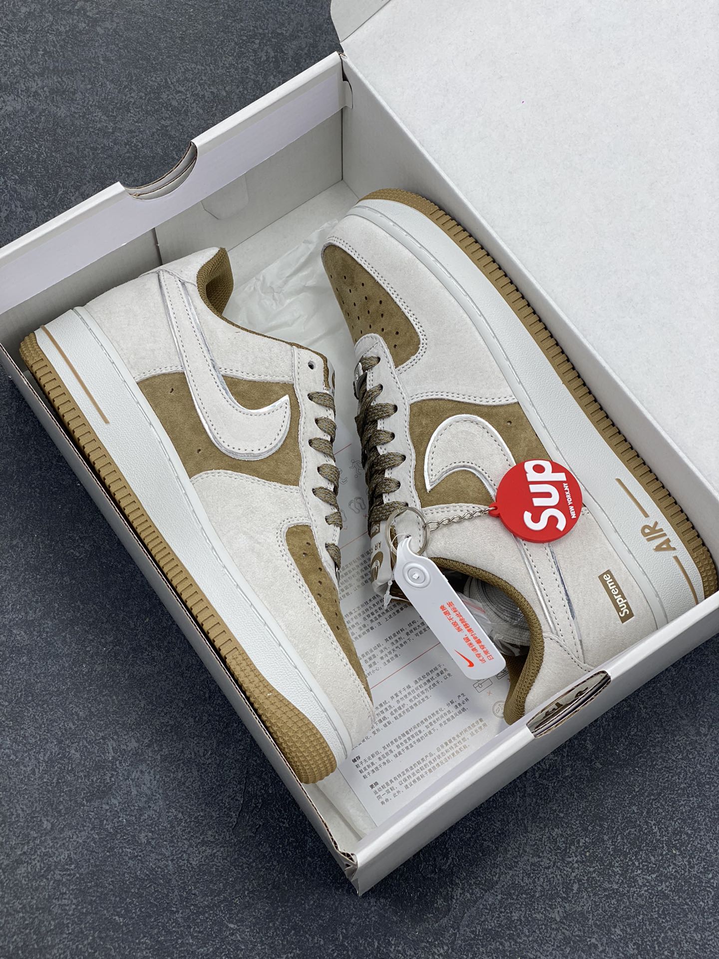 图片[9]-Nike Air Force 1 07 Low “卡其灰”全麂皮supreme联名秋冬 空军一号低帮休闲板鞋 3M反光 定制皮料 原盒原包装 原楦头原纸板 纯正版型 正品NFC感应芯片 内置全掌气垫 货号：ME2392-101 尺码：36 36.5 37.5 38 38.5 39 40 40.5 41 42 42.5 43 44 44.5 45-选品中心