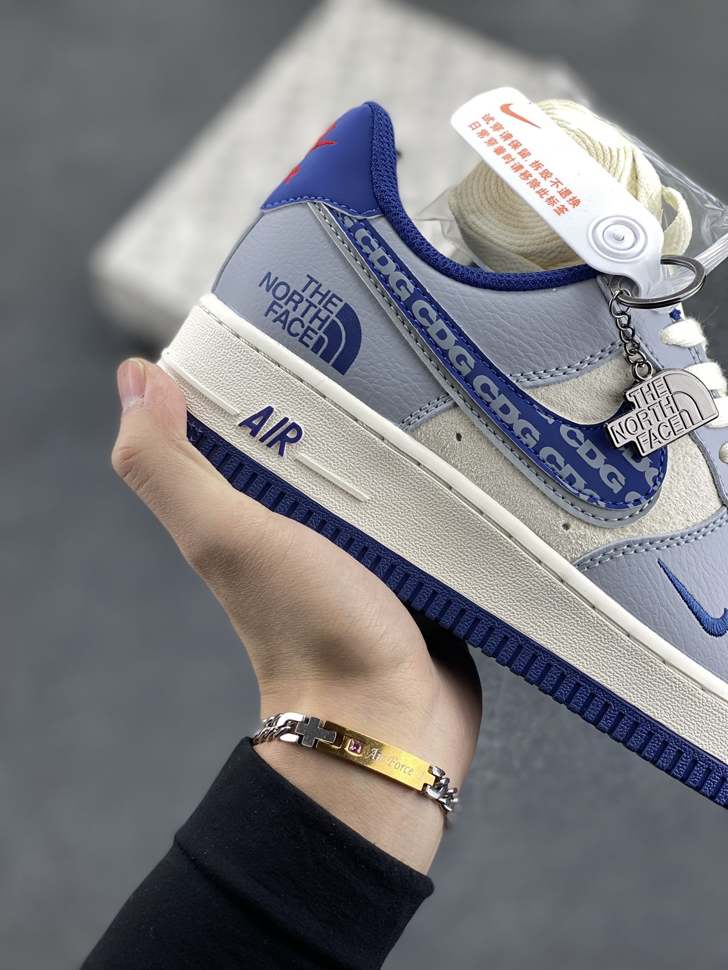 图片[6]-NIke Air Force 1 \’07 Low “北面联名–CDG蓝双勾”空军一号 低帮 运动鞋 休闲鞋 折边针车 工艺难度大 原楦头原纸板 原装鞋盒 定制五金配件 内置全掌气垫 原厂鞋底 货号：DM6688-019 尺码：36 36.5 37.5 38 38.5 39 40 40.5 41 42 42.5 43 44 44.5 45-选品中心