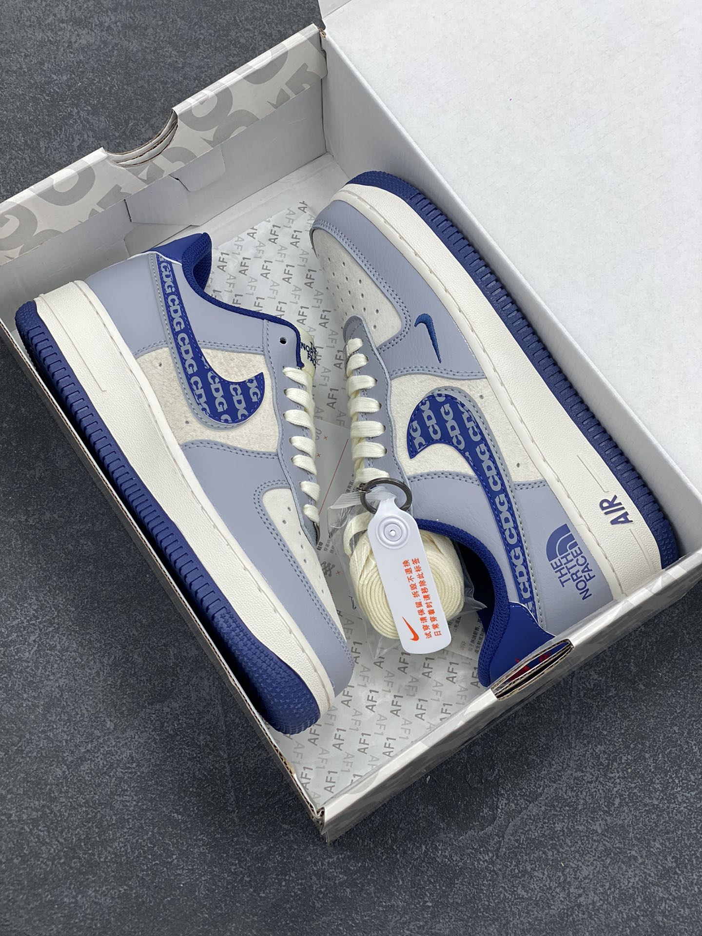 图片[9]-NIke Air Force 1 \’07 Low “北面联名–CDG蓝双勾”空军一号 低帮 运动鞋 休闲鞋 折边针车 工艺难度大 原楦头原纸板 原装鞋盒 定制五金配件 内置全掌气垫 原厂鞋底 货号：DM6688-019 尺码：36 36.5 37.5 38 38.5 39 40 40.5 41 42 42.5 43 44 44.5 45-选品中心
