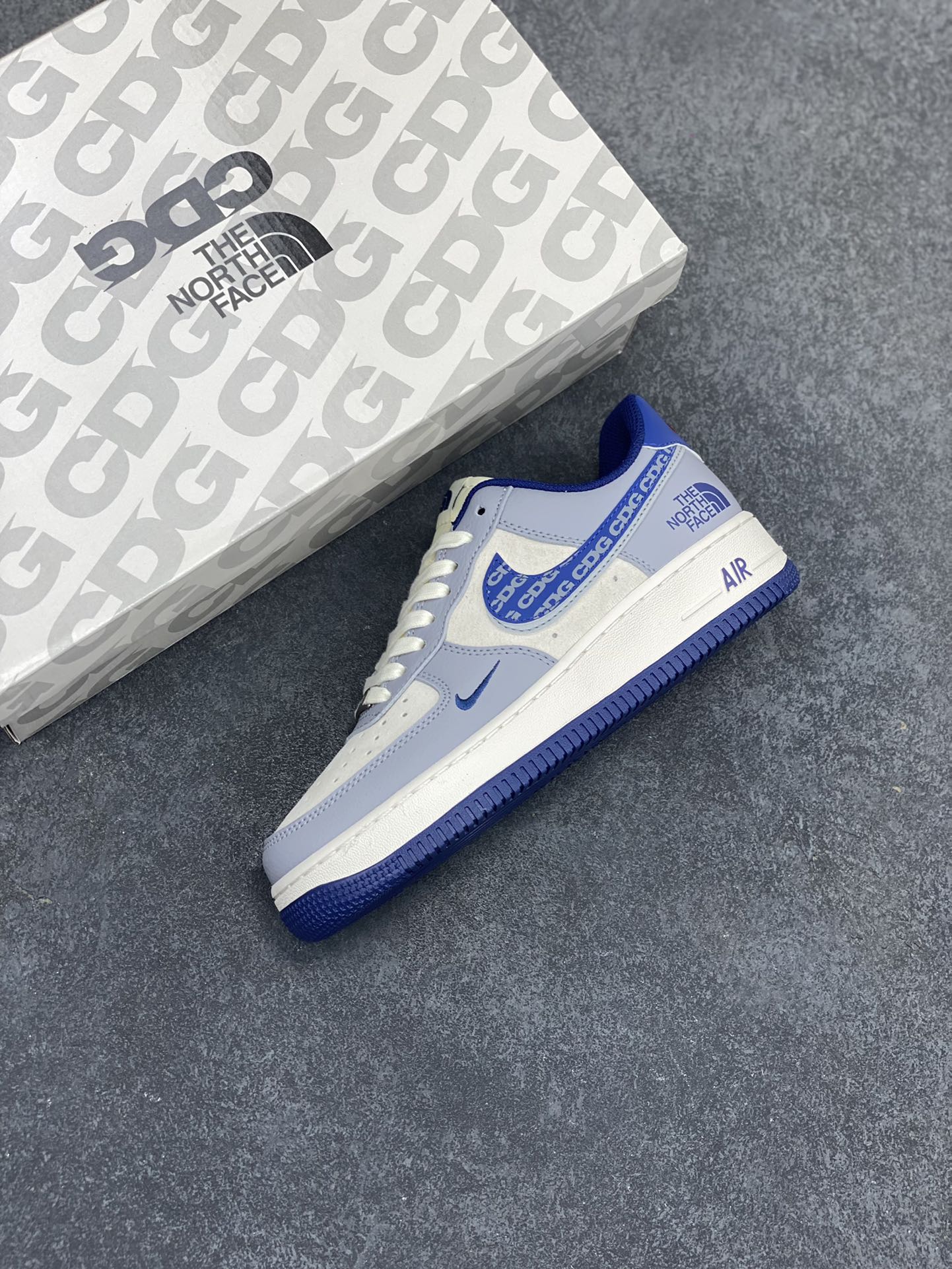 图片[7]-NIke Air Force 1 \’07 Low “北面联名–CDG蓝双勾”空军一号 低帮 运动鞋 休闲鞋 折边针车 工艺难度大 原楦头原纸板 原装鞋盒 定制五金配件 内置全掌气垫 原厂鞋底 货号：DM6688-019 尺码：36 36.5 37.5 38 38.5 39 40 40.5 41 42 42.5 43 44 44.5 45-选品中心