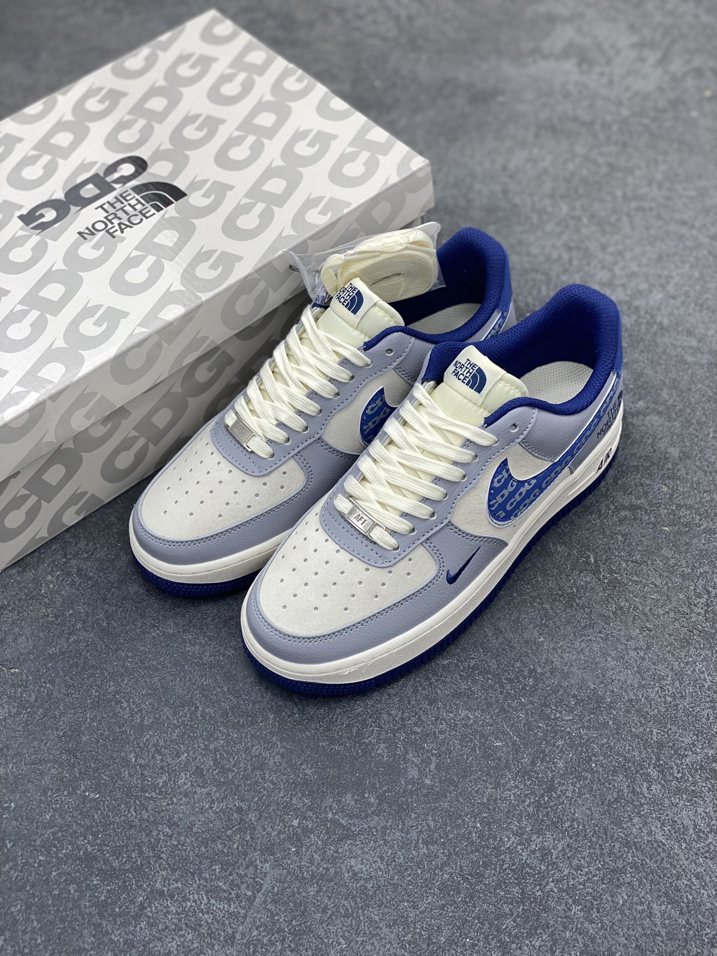 图片[8]-NIke Air Force 1 \’07 Low “北面联名–CDG蓝双勾”空军一号 低帮 运动鞋 休闲鞋 折边针车 工艺难度大 原楦头原纸板 原装鞋盒 定制五金配件 内置全掌气垫 原厂鞋底 货号：DM6688-019 尺码：36 36.5 37.5 38 38.5 39 40 40.5 41 42 42.5 43 44 44.5 45-选品中心
