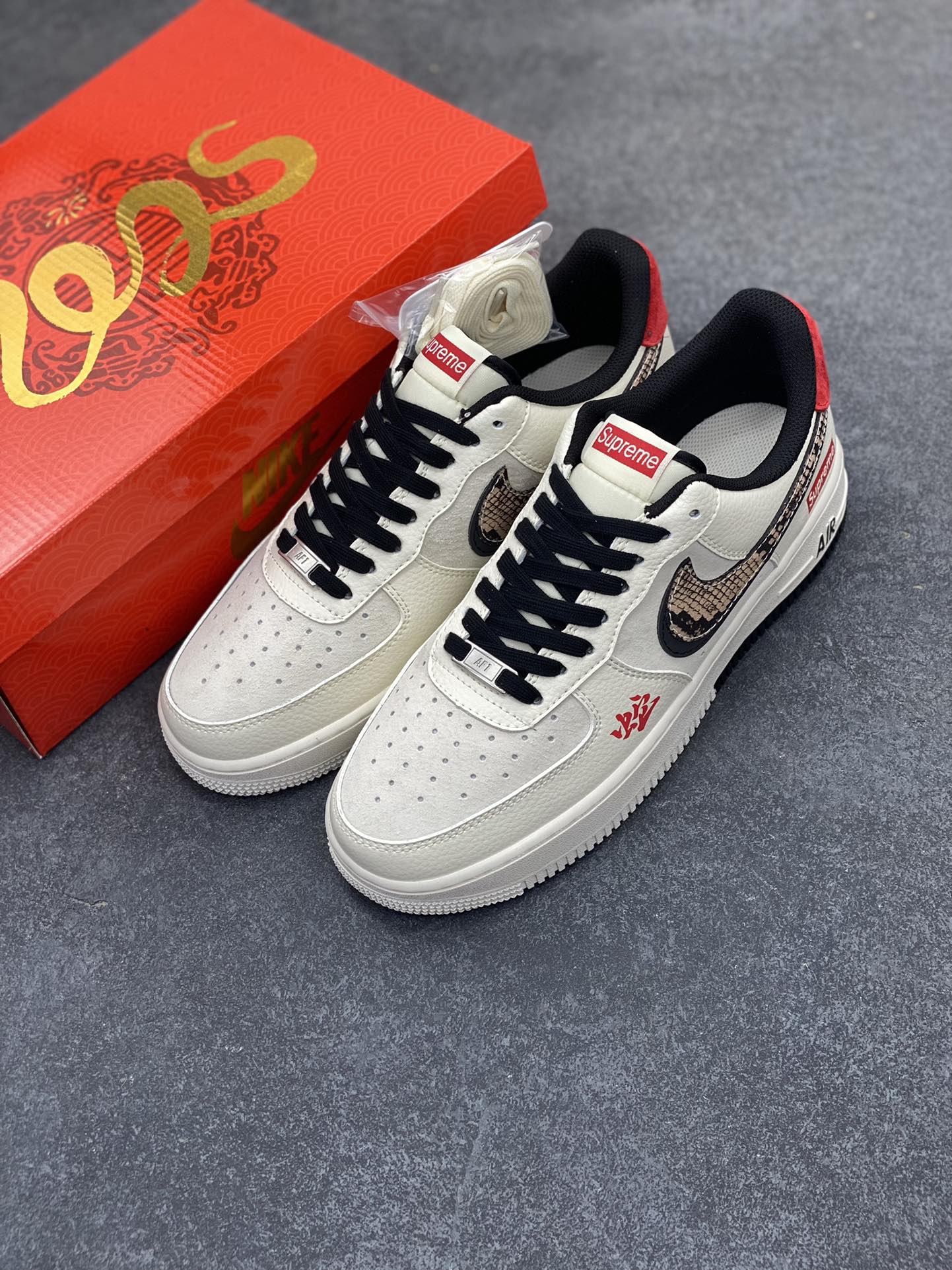 图片[8]-NIke Air Force 1 \’07 Low “Supreme联名蛇年限定–蟒蛇纹双勾”空军一号 低帮 运动鞋 休闲鞋 折边针车 工艺难度大 原楦头原纸板 原装鞋盒 定制五金配件 内置全掌气垫 原厂鞋底 货号：DM6688-026 尺码：36 36.5 37.5 38 38.5 39 40 40.5 41 42 42.5 43 44 44.5 45-选品中心