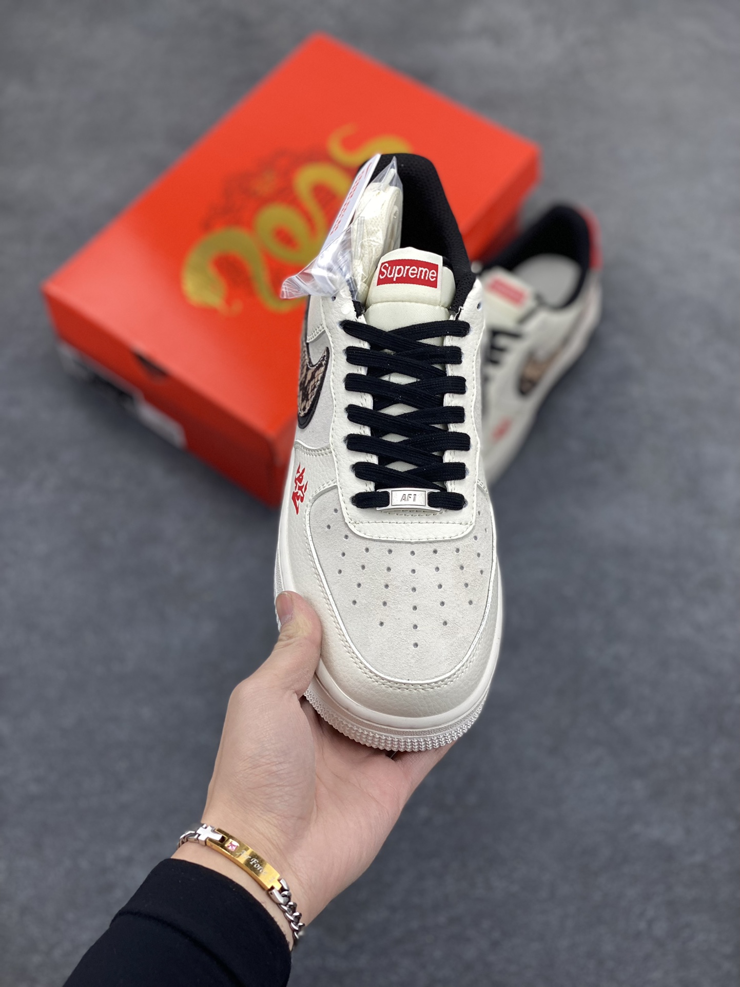 图片[2]-NIke Air Force 1 \’07 Low “Supreme联名蛇年限定–蟒蛇纹双勾”空军一号 低帮 运动鞋 休闲鞋 折边针车 工艺难度大 原楦头原纸板 原装鞋盒 定制五金配件 内置全掌气垫 原厂鞋底 货号：DM6688-026 尺码：36 36.5 37.5 38 38.5 39 40 40.5 41 42 42.5 43 44 44.5 45-选品中心