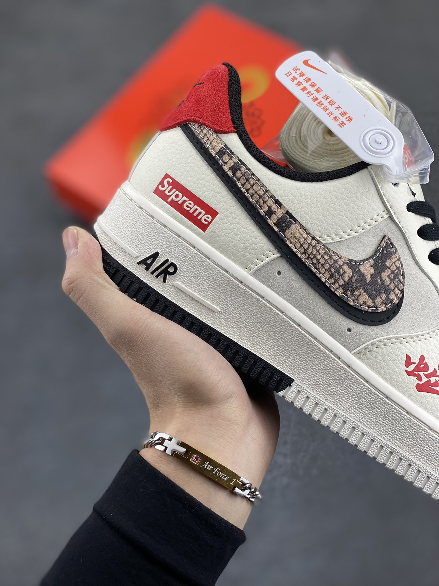图片[6]-NIke Air Force 1 \’07 Low “Supreme联名蛇年限定–蟒蛇纹双勾”空军一号 低帮 运动鞋 休闲鞋 折边针车 工艺难度大 原楦头原纸板 原装鞋盒 定制五金配件 内置全掌气垫 原厂鞋底 货号：DM6688-026 尺码：36 36.5 37.5 38 38.5 39 40 40.5 41 42 42.5 43 44 44.5 45-选品中心