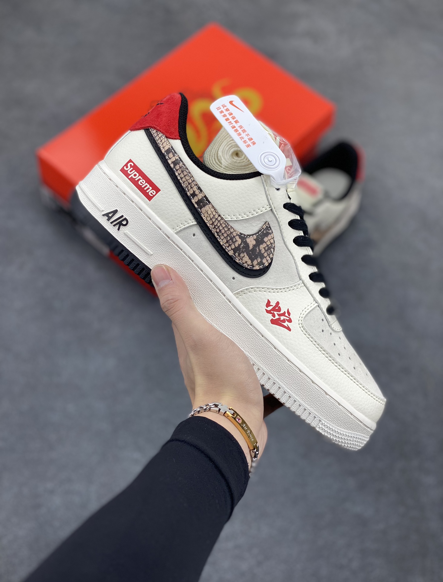 NIke Air Force 1 \’07 Low “Supreme联名蛇年限定–蟒蛇纹双勾”空军一号 低帮 运动鞋 休闲鞋 折边针车 工艺难度大 原楦头原纸板 原装鞋盒 定制五金配件 内置全掌气垫 原厂鞋底 货号:DM6688-026 尺码:36 36.5 37.5 38 38.5 39 40 40.5 41 42 42.5 43 44 44.5 45-选品中心
