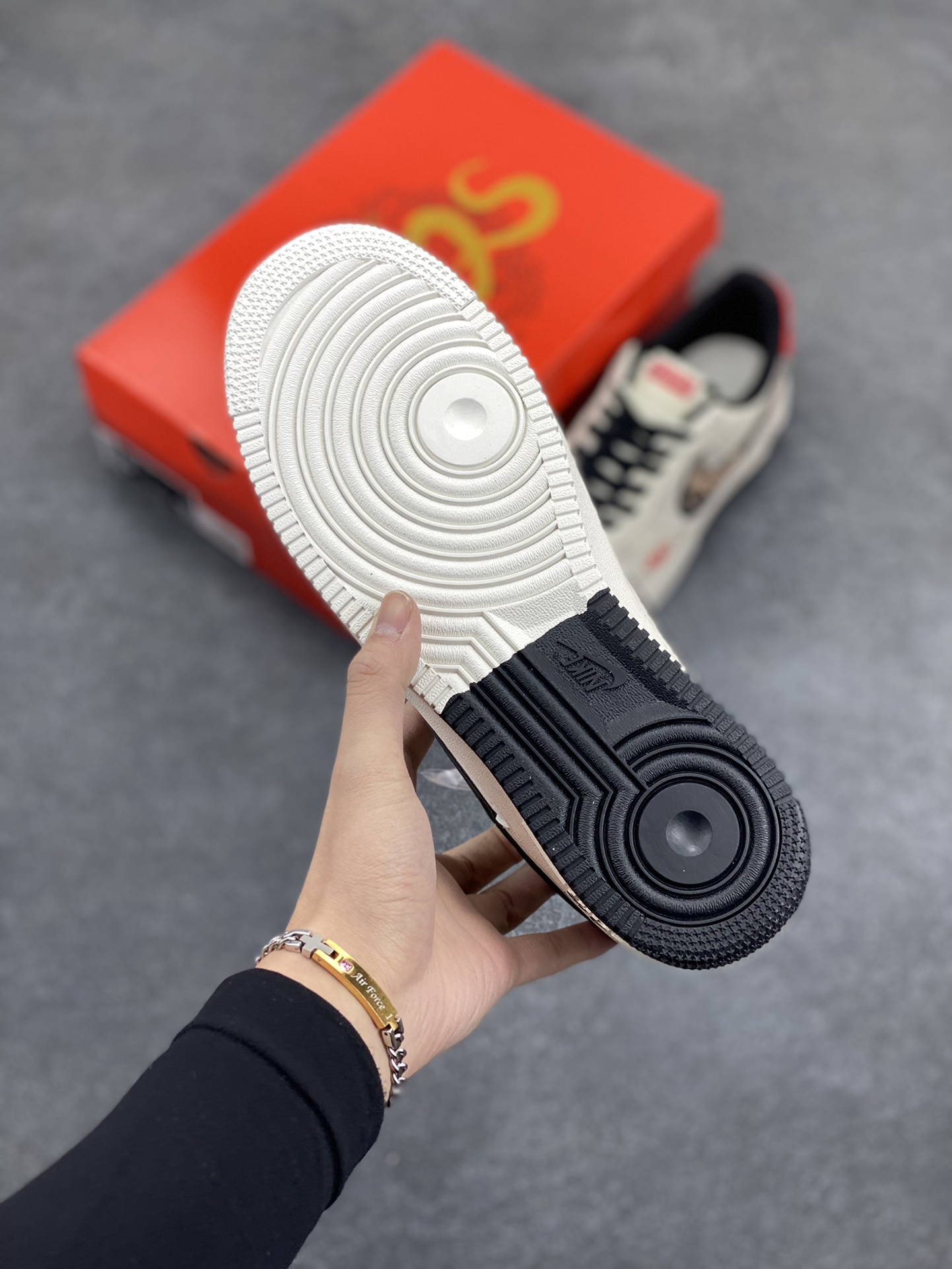 图片[5]-NIke Air Force 1 \’07 Low “Supreme联名蛇年限定–蟒蛇纹双勾”空军一号 低帮 运动鞋 休闲鞋 折边针车 工艺难度大 原楦头原纸板 原装鞋盒 定制五金配件 内置全掌气垫 原厂鞋底 货号：DM6688-026 尺码：36 36.5 37.5 38 38.5 39 40 40.5 41 42 42.5 43 44 44.5 45-选品中心