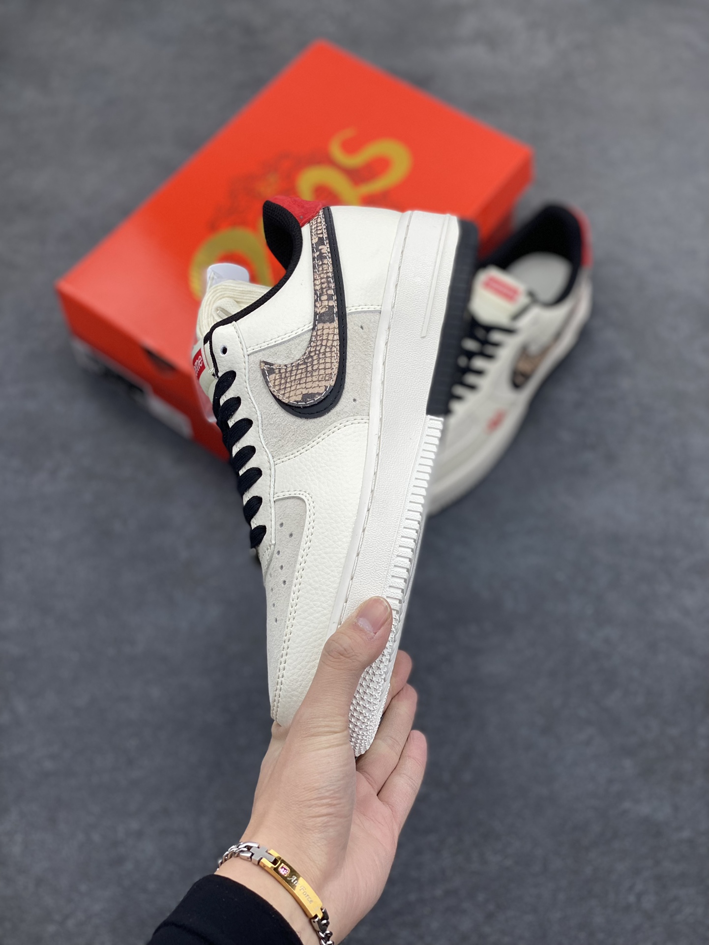 图片[3]-NIke Air Force 1 \’07 Low “Supreme联名蛇年限定–蟒蛇纹双勾”空军一号 低帮 运动鞋 休闲鞋 折边针车 工艺难度大 原楦头原纸板 原装鞋盒 定制五金配件 内置全掌气垫 原厂鞋底 货号：DM6688-026 尺码：36 36.5 37.5 38 38.5 39 40 40.5 41 42 42.5 43 44 44.5 45-选品中心