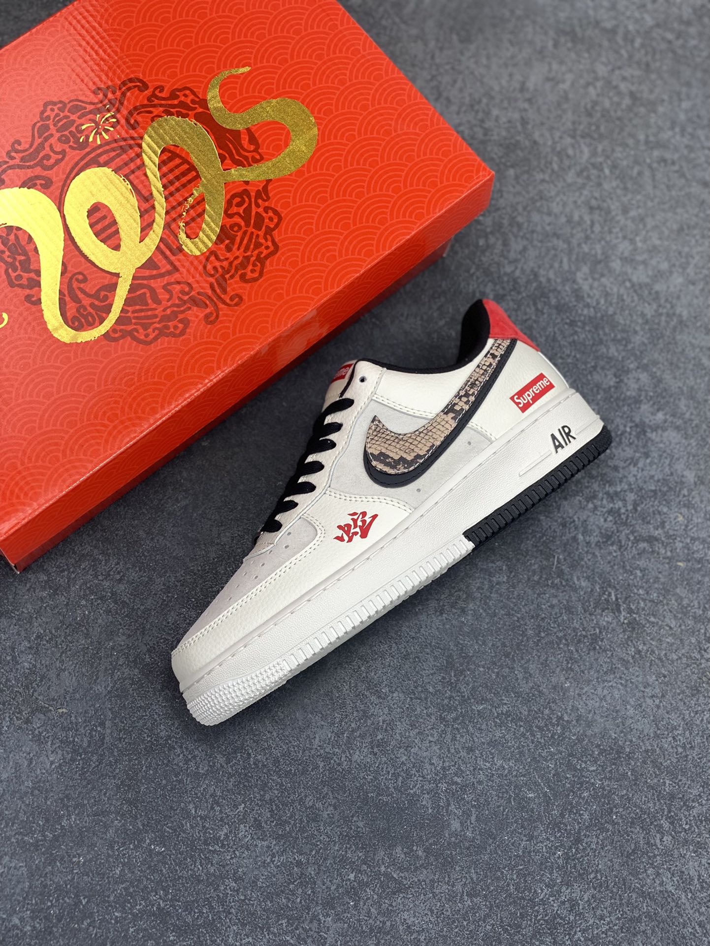 图片[7]-NIke Air Force 1 \’07 Low “Supreme联名蛇年限定–蟒蛇纹双勾”空军一号 低帮 运动鞋 休闲鞋 折边针车 工艺难度大 原楦头原纸板 原装鞋盒 定制五金配件 内置全掌气垫 原厂鞋底 货号：DM6688-026 尺码：36 36.5 37.5 38 38.5 39 40 40.5 41 42 42.5 43 44 44.5 45-选品中心