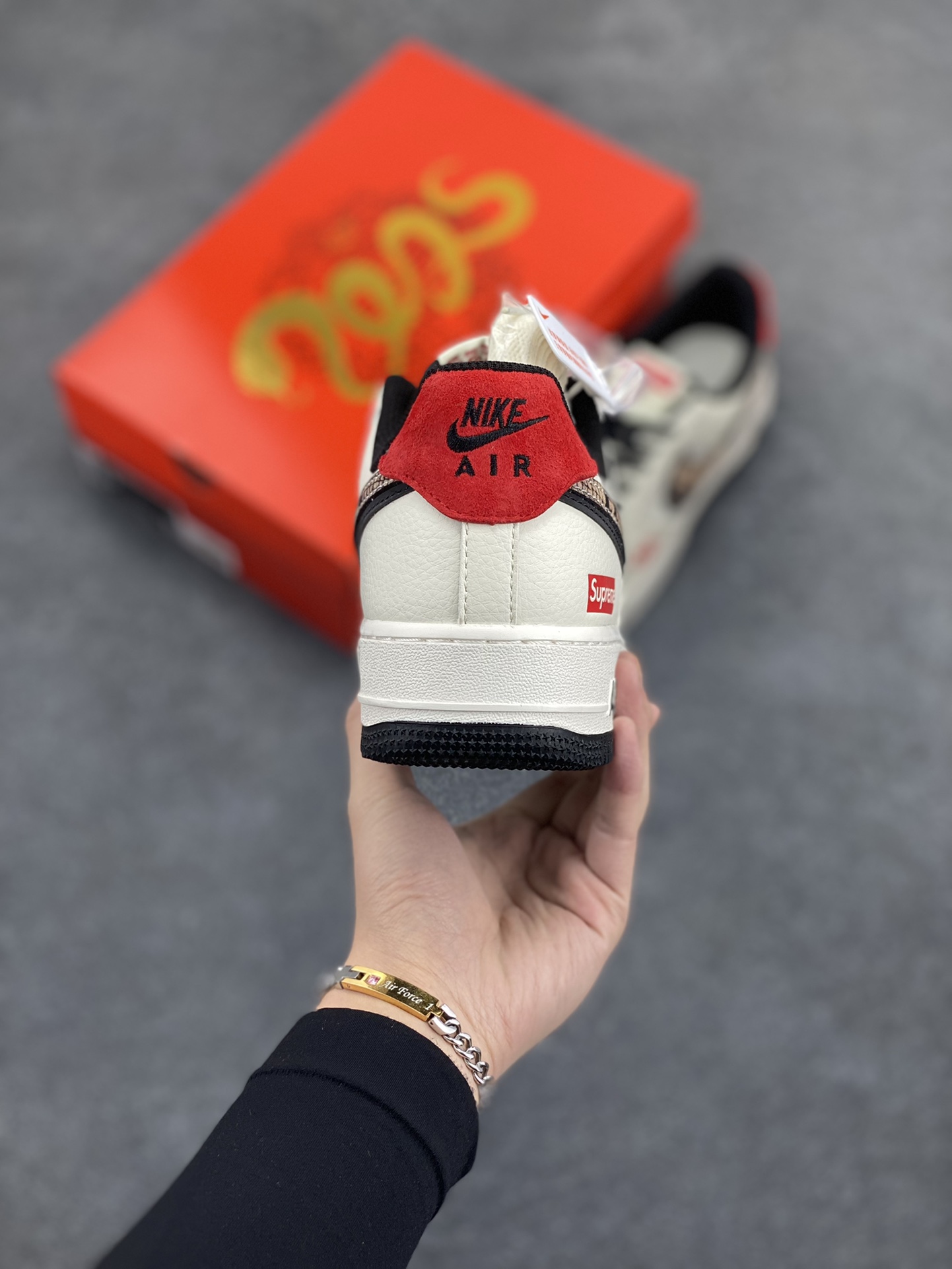 图片[4]-NIke Air Force 1 \’07 Low “Supreme联名蛇年限定–蟒蛇纹双勾”空军一号 低帮 运动鞋 休闲鞋 折边针车 工艺难度大 原楦头原纸板 原装鞋盒 定制五金配件 内置全掌气垫 原厂鞋底 货号：DM6688-026 尺码：36 36.5 37.5 38 38.5 39 40 40.5 41 42 42.5 43 44 44.5 45-选品中心