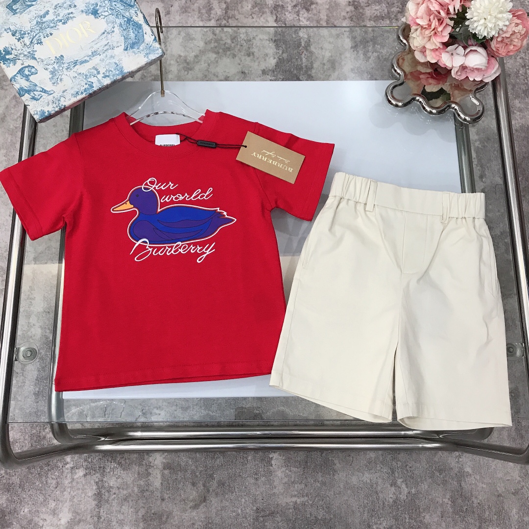 NO:339637,Burberr* Set Brother and Sister Style The same style for counter ~/SS [round neck T-shirt shorts] Embroidered bird top with shorts cotton twill fabric to create the back pocket embellishment of the same color Equestrian knight logo embroidery exquisite pure cotton fabric to create a set of top body handsome, high-end fashionable upper body effect is very good Color black red Size-110-120-130-140-150 [CM] Requires counter packaging, clothes, burberry, shorts, tees, t-shirt,19860909现货发  Burberr* 套装 兄妹款 专柜同款～/SS【圆领T恤短裤】刺绣飞鸟上衣搭配短裤棉质斜纹面料打造后口袋点缀同色系马术骑士徽标刺绣 精致纯棉面料打造 一套上身帅气十足 高级时髦上身效果非常好 颜色黑色 红色 尺码-110-120-130-140-150【CM】 需要专柜包装元,衣服,burberry,shorts,tees，t-shirt,,Children's