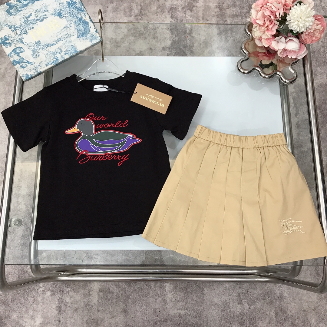 NO:210329,Burberr* Skirts, brother and sister style~ same style for counter~/SS [round neck T-shirt pleated skirt] Embroidered bird top with pleated skirt cotton twill fabric to create the same color Equestrian knight logo embroidery with the lower left corner. The inner lined safety pants are designed exquisite cotton fabric to create a set of top body casual and fashionable style. The upper body effect is very good. Color black red. Size-110-120-130-140-150 [CM] Requires counter packaging, clothes, burberry, skirts, tees, t-shirt,19860909现货发  Burberr* 套裙 兄妹款～专柜同款～/SS【圆领T恤百褶半裙】刺绣飞鸟上衣搭配百褶半裙棉质斜纹面料打造左下角点缀同色系马术骑士徽标刺绣 内里附有内衬安全裤设计 精致纯棉面料打造 一套上身休闲又不失时尚感 高级时髦款 上身效果非常好 颜色黑色 红色 尺码-110-120-130-140-150【CM】 需要专柜包装元,衣服,burberry,skirts,tees，t-shirt,,Children's