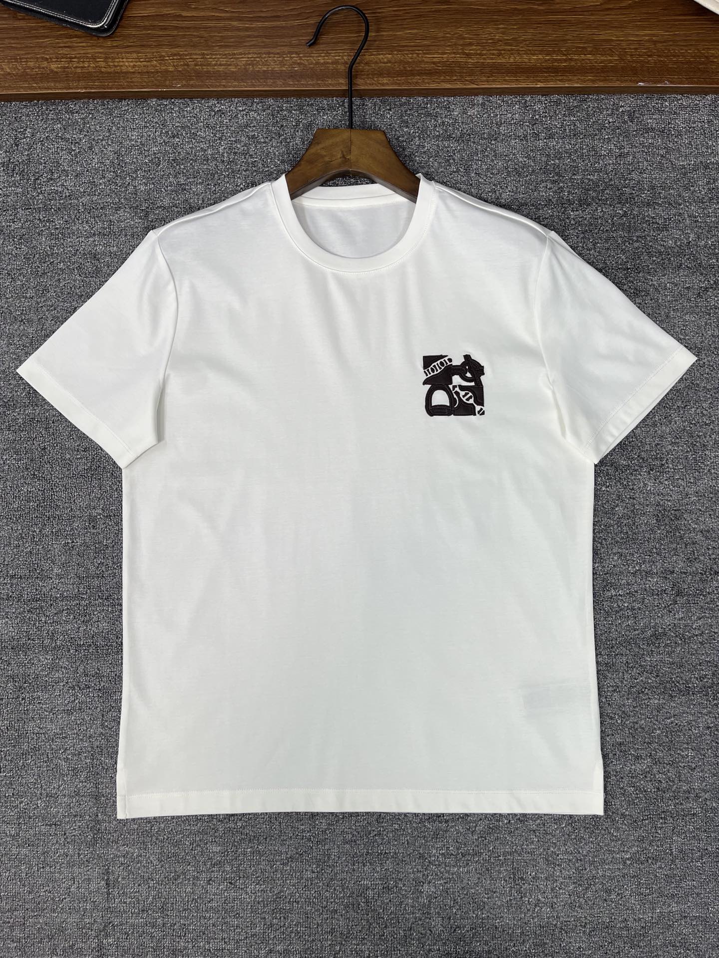 New Money: Summer 2025 Catallerie T-shirts with Year-Old Lamb Embroidery - 图片 1