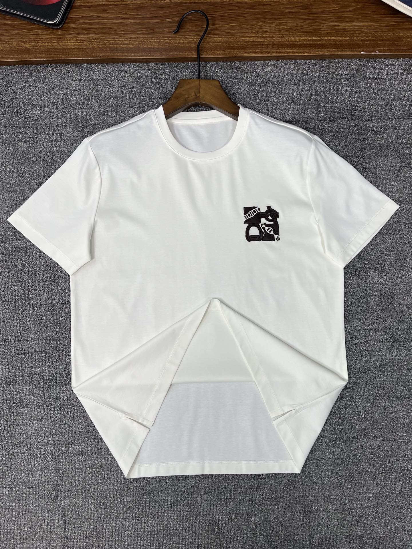 New Money: Summer 2025 Catallerie T-shirts with Year-Old Lamb Embroidery - 图片 5