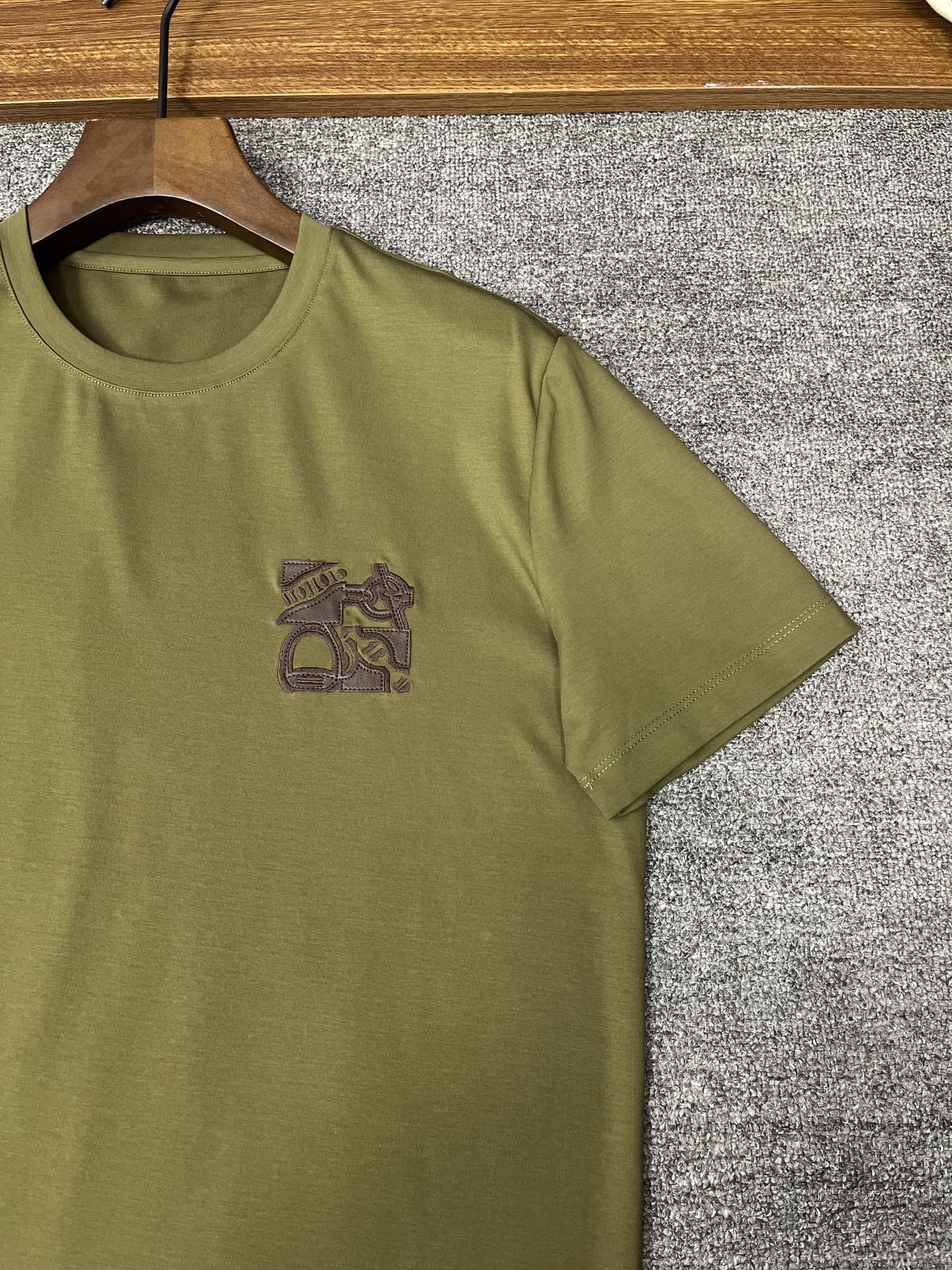 New Money for Summer 2025: Catallerie au Carre T-shirts with Rich Embroidery and Quality Cuts - 图片 3