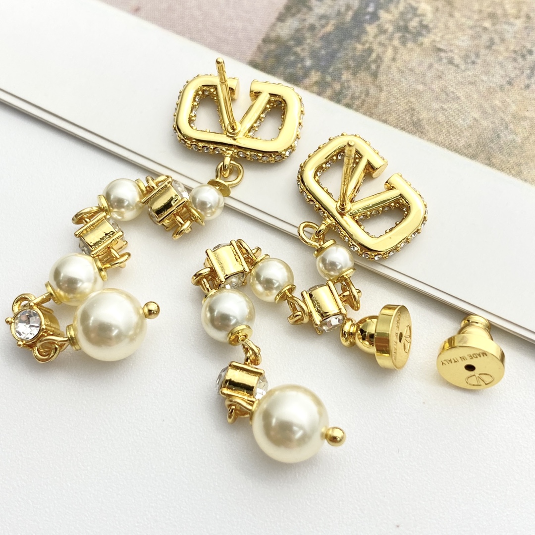 Valentino’s Hot Crystal Earpiece: Fashionable and Expensive Statement Piece - 图片 3