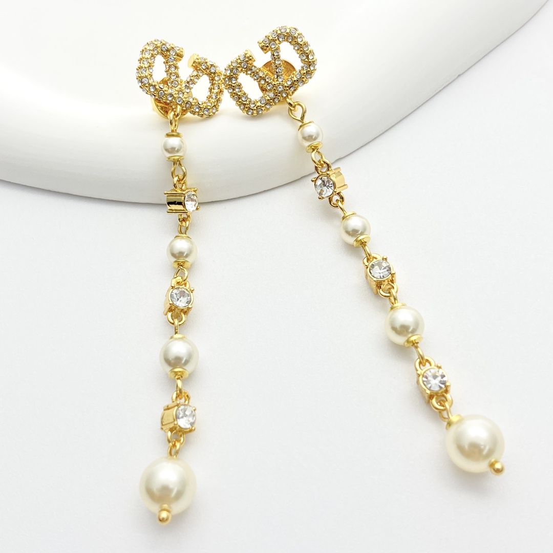 Valentino’s Hot Crystal Earpiece: Fashionable and Expensive Statement Piece - 图片 6