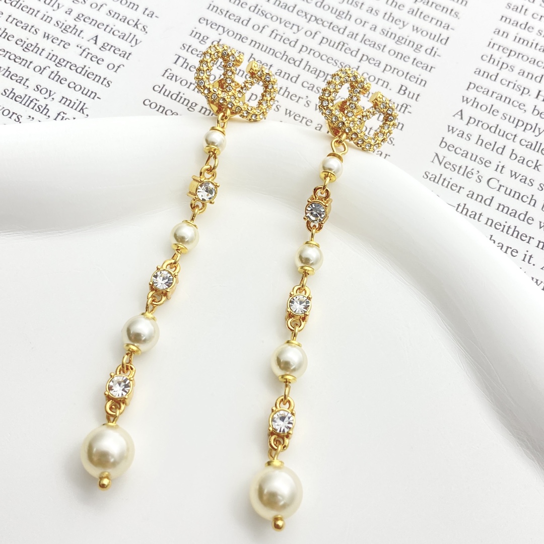Valentino’s Hot Crystal Earpiece: Fashionable and Expensive Statement Piece - 图片 1