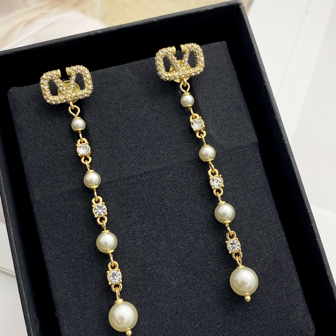 Valentino’s Hot Crystal Earpiece: Fashionable and Expensive Statement Piece - 图片 5