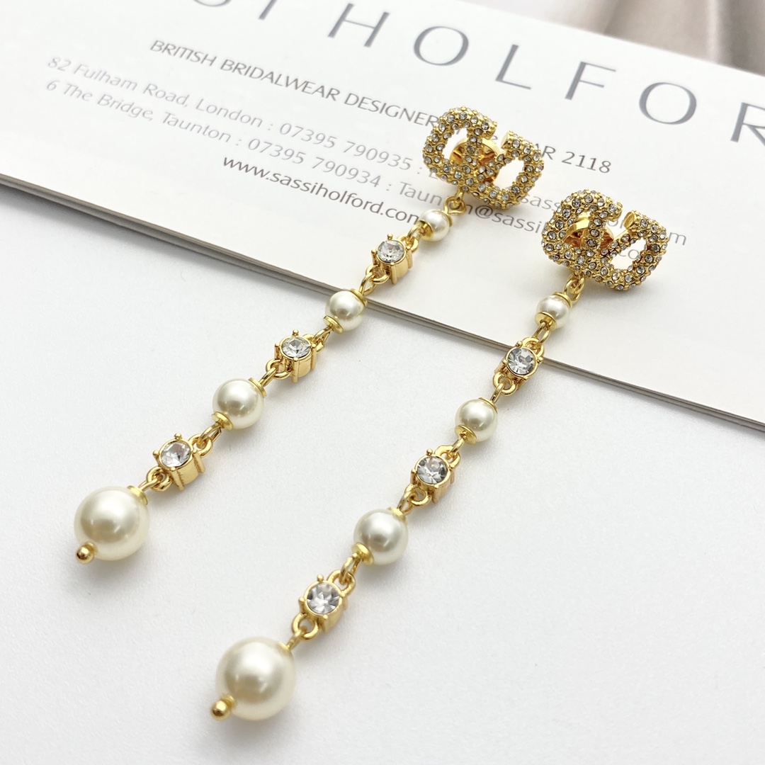 Valentino’s Hot Crystal Earpiece: Fashionable and Expensive Statement Piece - 图片 4