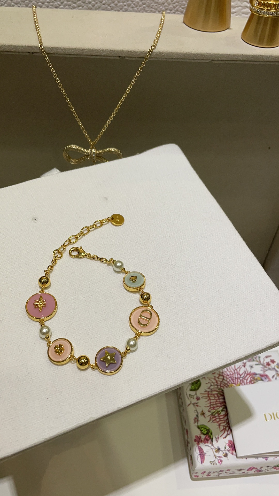 NO:631344,88240, today’s new early spring new product, 25-year new D-Luck colored resin round bracelet, bee + star + CD + four-leaf clover + love various elements, with macaron colored resin round small buttons, super gentle to use, whitening, sweet and vintage texture, z consistent brass material, bracelet, Cartier high-end jewelry1986090988240,今日新品早春新款 25年新款D-Luck彩色树脂圆形手链 蜜蜂+星星+CD+四叶草+爱心各种元素 搭配马卡龙彩色树脂圆形小纽扣 上手超温柔显白很甜很vintage质感 z一致黄铜材质,,bracelet,卡迪亚高端饰品,Jewelry