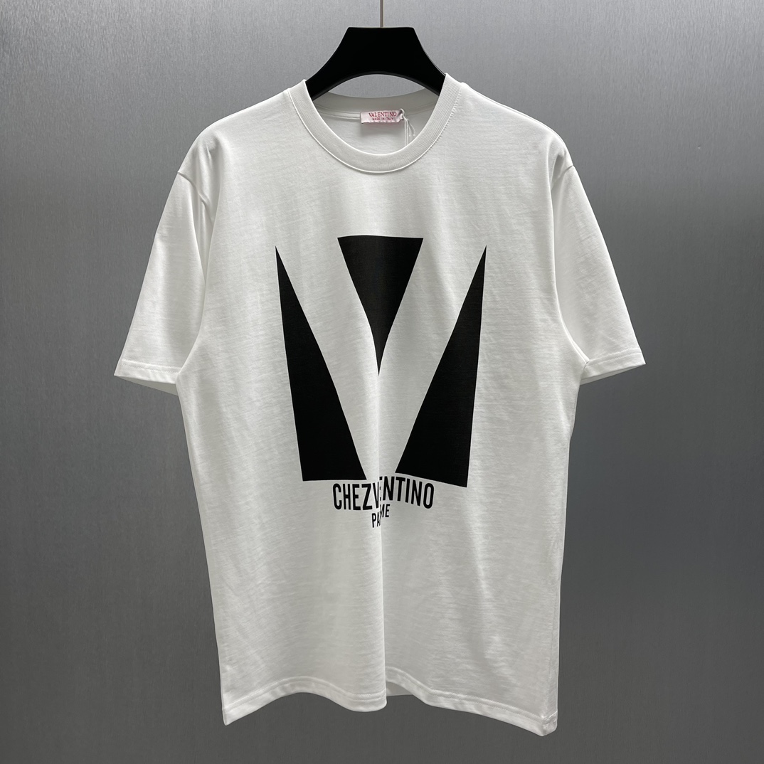 Camiseta de algodón CHEZ VALENTINO con estampado. Tallas: S-XL - Ajuste ceñido y ligeramente holgado - Estampado CHEZ V…