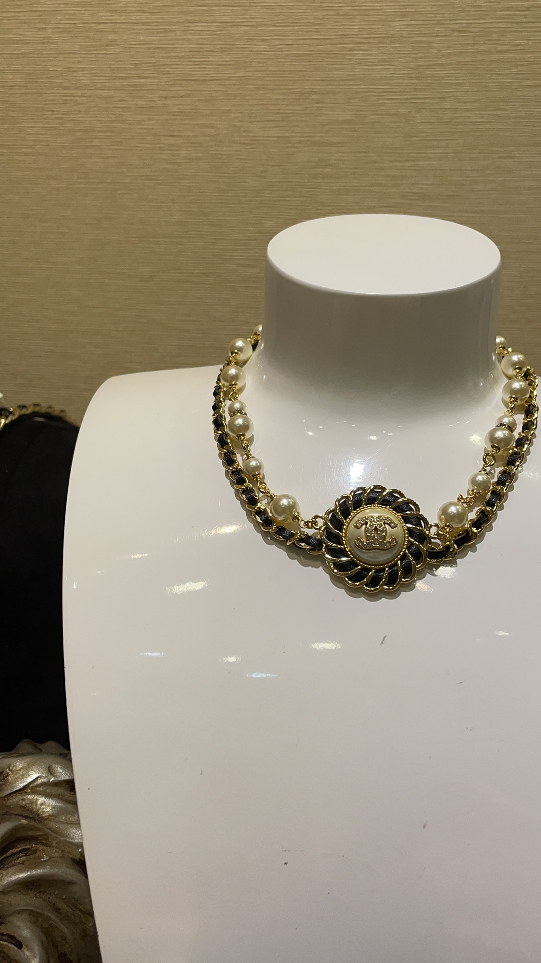 NO:634443,88260, arrived today double layer choker 24K new leather chain sunflower pearl full diamond double C double layer necklace choker simple and noble pearl x spiral pattern leather chain design double layer chain with leather chain and pearls very rich girl temperament high daily wear rate z consistent brass material lambskin Swarovski diamonds, necklace, sheepskin, Cartier high-end jewelry1986090988260,今日到货双层choker 24K新款皮穿链太阳花珍珠满钻双C双层项链choker 简约贵气的珍珠x螺旋纹皮穿链设计 搭配皮穿链和珍珠的双层链条 非常有富家千金气质日常佩戴率极高 z一致黄铜材质 小羊皮 施华洛钻,,necklace,sheepskin,卡迪亚高端饰品,Jewelry