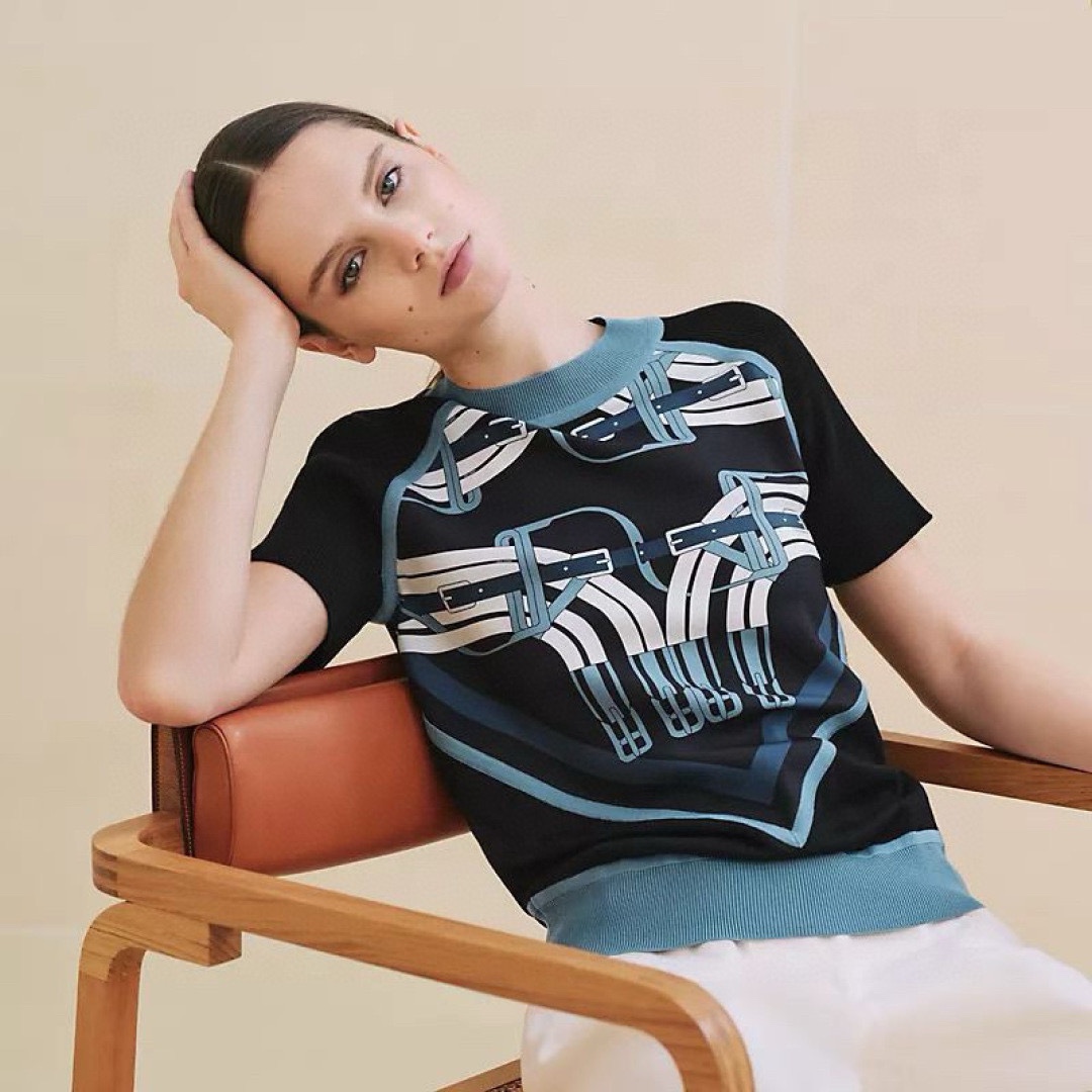 NO:309814,Model number G25011437 Hermè* new high-end custom front piece 19 Mmè silk twill spliced ​​back piece Tiansi blend hollow knitted fabric, geometric pattern abstract printed contrasting edge round neck pullover short-sleeved sweater top!  Black, white, (Size S bust 92, rotator sleeve 29, length 54), hermes, T-shirt, real silk, alexander wang19860909款号G25011437 Hermè*新款 高端定制前片19姆米真丝斜纹绸拼接后片天丝混纺镂空针织面料、几何图案抽象印花撞色边圆领套头短袖针织衫上衣！黑色、白色、（S码胸围92,连肩袖29,衣长54）,,hermes,T-shirt,real silk,alexander wang,Women's clothing