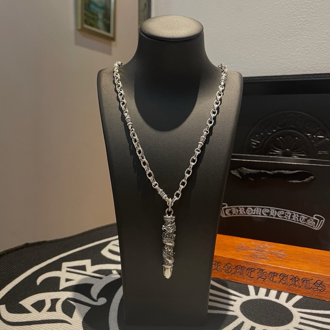 NO:105773,New [Counter Quality] Chrome Hearts Croxin Classic retro necklace, dragon pillar pendant, different pattern design styles with concave and convex shapes, presenting uniqueness, Cross Scout flowers are Croxin's ambition, so they last longer, genuine version of Chrome Hearts Croxin, differentiate the market ordinary light version, benchmark the quality of the version, look at the details of the letter printing, retro old gray oxygen level. Seiko version!  !  !  Pure handmade ~ Authentic model opening must-have fashion and fashion, both men and women can wear it, same style for couples, original official website, rock punk style silver style, retro elements, trendy and versatile!  , jewelry boutique, chrome hearts, chrome hearts, necklace19860909新款【专柜品质】Chrome Hearts克罗心 经典复古项链 龙柱吊坠 凹凸造型不同的花纹设计风格 呈现出与众不同 十字架 童军花是克罗心的志 所以更经久不衰 正品打版Chrome Hearts克罗心 区别市场普通轻版 对版对标品质 看字印细节 复古做旧灰氧程度.精工版本！！！ 纯手工打造 ～正品开模潮流时尚必备 男女均可佩戴 情侣同款 官网原版 摇滚朋克泰银风格 复古元素 潮流百搭！,饰品精品,chrome hearts,chrome hearts,necklace,Jewelry