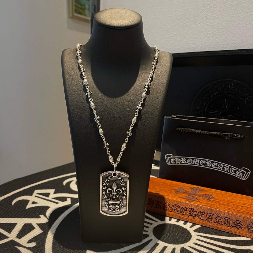 NO:105799,New [Counter Quality] Chrome Hearts Croxin Classic Retro Cross Necklace Scout Flower Square Pendant, Different Concave and Convex Scout Flower Design Styles, Different Cross Scout Flowers are Croxin's ambition, so they last longer. Genuine version of Chrome Hearts Croxin, Different from the market, Benchmark the quality of the version, Look at the details of the letter printing, Retro and old gray oxygen level. Seiko version!  !  !  Pure handmade ~ Authentic model opening must-have fashion and fashion, both men and women can wear it, same style for couples, original official website, rock punk style silver style, retro elements, trendy and versatile!  , jewelry boutique, chrome hearts, chrome hearts, necklace19860909新款【专柜品质】Chrome Hearts克罗心经典复古十字架项链 童军花方牌吊坠 凹凸造型不同的花纹设计风格 呈现出与众不同 十字架 童军花是克罗心的志 所以更经久不衰 正品打版Chrome Hearts克罗心 区别市场普通轻版 对版对标品质 看字印细节 复古做旧灰氧程度.精工版本！！！ 纯手工打造 ～正品开模潮流时尚必备 男女均可佩戴 情侣同款 官网原版 摇滚朋克泰银风格 复古元素 潮流百搭！,饰品精品,chrome hearts,chrome hearts,necklace,Jewelry