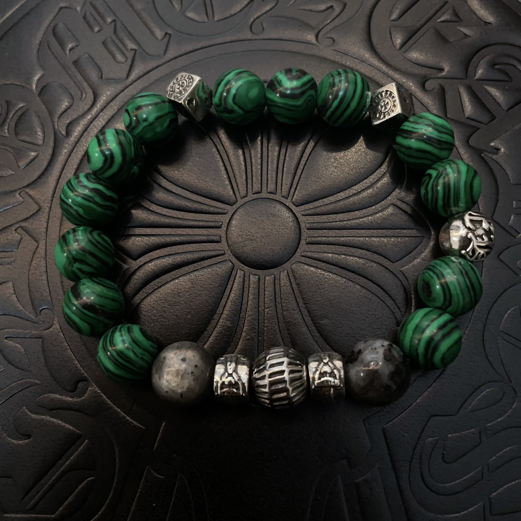 NO:105803,New [Counter Quality] Chrome Hearts Croxin Classic retro multi-element peacock green bracelet bracelet, different pattern design styles with different concave and convex shapes, presenting uniqueness. Cross Scout flowers are Croxin's ambitions, so they last longer. Genuine version of Chrome Hearts Croxin, differentiating the market ordinary light version, matching the quality of the version, looking at the details of the letter printing, retro old gray oxygen level. Seiko version!  !  !  Pure handmade ~ Authentic model opening must-have fashion and fashion, both men and women can wear it, same style for couples, original official website, rock punk style silver style, retro elements, trendy and versatile!  , jewelry boutique, chrome hearts, chrome hearts, bracelet19860909新款【专柜品质】Chrome Hearts克罗心 经典复古多元素孔雀绿手链手串,凹凸造型不同的花纹设计风格 呈现出与众不同 十字架 童军花是克罗心的志 所以更经久不衰 正品打版Chrome Hearts克罗心 区别市场普通轻版 对版对标品质 看字印细节 复古做旧灰氧程度.精工版本！！！ 纯手工打造 ～正品开模潮流时尚必备 男女均可佩戴 情侣同款 官网原版 摇滚朋克泰银风格 复古元素 潮流百搭！,饰品精品,chrome hearts,chrome hearts,bracelet,Jewelry
