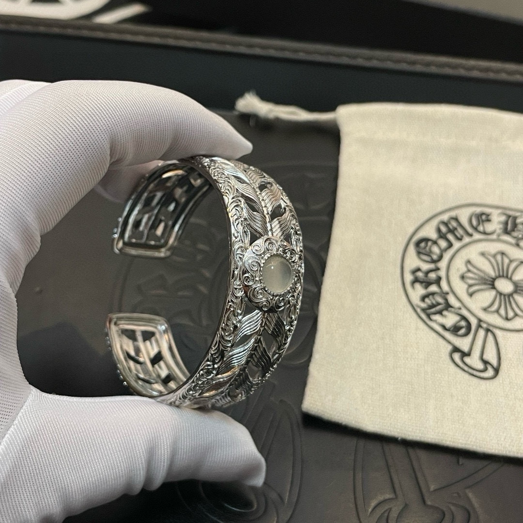 NO:105809,Batch New model [Counter Quality] Chrome Hearts Croxin Classic wide version of banana leaf gem bracelet with different concave and convex shapes presents unique styles Cross Scout flowers are Croxin's ambitions, so they last longer. Genuine version of Chrome Hearts Croxin Difference to the market ordinary light version, match the quality of the version, look at the details of the letter printing, retro old gray oxygen level. Seiko version!  !  !  Pure handmade ~ Authentic model opening must-have fashion and fashion, both men and women can wear it, same style for couples, original official website, rock punk style silver style, retro elements, trendy and versatile!  , jewelry boutique, chrome hearts, chrome hearts, bracelet19860909批 新款【专柜品质】Chrome Hearts克罗心 经典宽版蕉叶宝石手镯 凹凸造型不同的花纹设计风格 呈现出与众不同 十字架 童军花是克罗心的志 所以更经久不衰 正品打版Chrome Hearts克罗心 区别市场普通轻版 对版对标品质 看字印细节 复古做旧灰氧程度.精工版本！！！ 纯手工打造 ～正品开模潮流时尚必备 男女均可佩戴 情侣同款 官网原版 摇滚朋克泰银风格 复古元素 潮流百搭！,饰品精品,chrome hearts,chrome hearts,bracelet,Jewelry