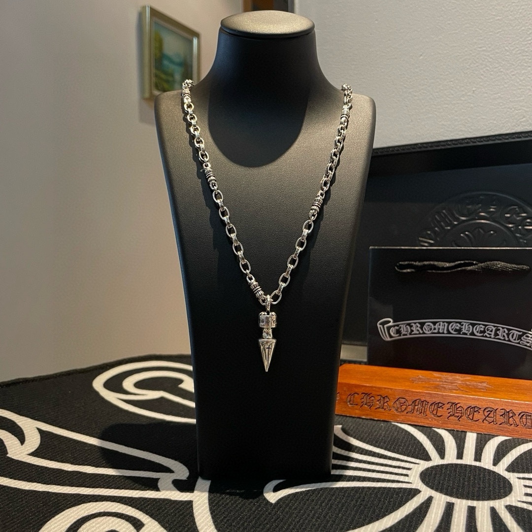 NO:105813,Batch New style [Counter Quality] Chrome Hearts Croxin Classic retro trunking letter necklace Bullet pendant Different pattern design styles with concave and convex shapes Present unique Cross Scout flowers are Croxin's ambitions, so they last longer. Genuine version of Chrome Hearts Croxin Difference to the market ordinary light version, match the quality of the version, look at the details of the letter printing, the degree of retro old gray oxygen. Seiko version!  !  !  Pure handmade ~ Authentic model opening must-have fashion and fashion, both men and women can wear it, same style for couples, original official website, rock punk style silver style, retro elements, trendy and versatile!  , jewelry boutique, chrome hearts, chrome hearts, necklace19860909批 新款【专柜品质】Chrome Hearts克罗心 经典复古纽纹字母项链 子弹头吊坠 凹凸造型不同的花纹设计风格 呈现出与众不同 十字架 童军花是克罗心的志 所以更经久不衰 正品打版Chrome Hearts克罗心 区别市场普通轻版 对版对标品质 看字印细节 复古做旧灰氧程度.精工版本！！！ 纯手工打造 ～正品开模潮流时尚必备 男女均可佩戴 情侣同款 官网原版 摇滚朋克泰银风格 复古元素 潮流百搭！,饰品精品,chrome hearts,chrome hearts,necklace,Jewelry