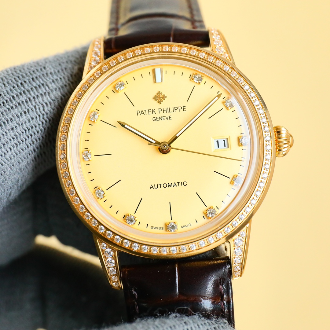 NO:147529,White Gold [TW's latest new hits in the year] Patek Philippe's highest-version watch in the market!  The TW watchmaker team took 12 months to carefully design, dared to be the first, broke through the multi-layer technical bottleneck, and strived for perfection!  [Case] ​​The latest exclusive pot cover glass material of the market, the dial is simple and extraordinary, the 12 scales are integrated with the glass, with a strong 3D three-dimensional feeling, ultra-thin craftsmanship, and a diameter of 40mm. [Movement] The watch uses the original imported Japanese 9015 movement, with a frequency of 28,800 times per hour, and zero rework quality. [Watch buckle] style and Italian cowhide make the wrist fit and comfortable, and the watch buckle is engraved with a classic logo, which is generous and classy. No one really owns Patek Philippe, but it is just kept for the next generation.,, patek philippe, cowhide19860909白 金【 TW 年最新新新爆款】百达翡丽 市场最高版本腕表！TW制表师团队历时12个月精心设计,敢为人先,突破多层技术瓶颈,力求完美！【表壳】市场独家最新锅盖玻璃材质,表盘简而不凡,12个刻度与玻璃融为一体,具有超强3D立体感,超薄工艺,直径40mm.【机芯】腕表采用日本原装进口9015机芯,每小时振频28800次,零返修质量.【表带扣】款式搭配意大利牛皮让手腕更贴合舒适,腕表表扣上面刻有经典标志,大方富有档次. 没有人真正拥有百达翡丽,只不过为下一代保管而已.,,patek philippe,cowhide,Watch