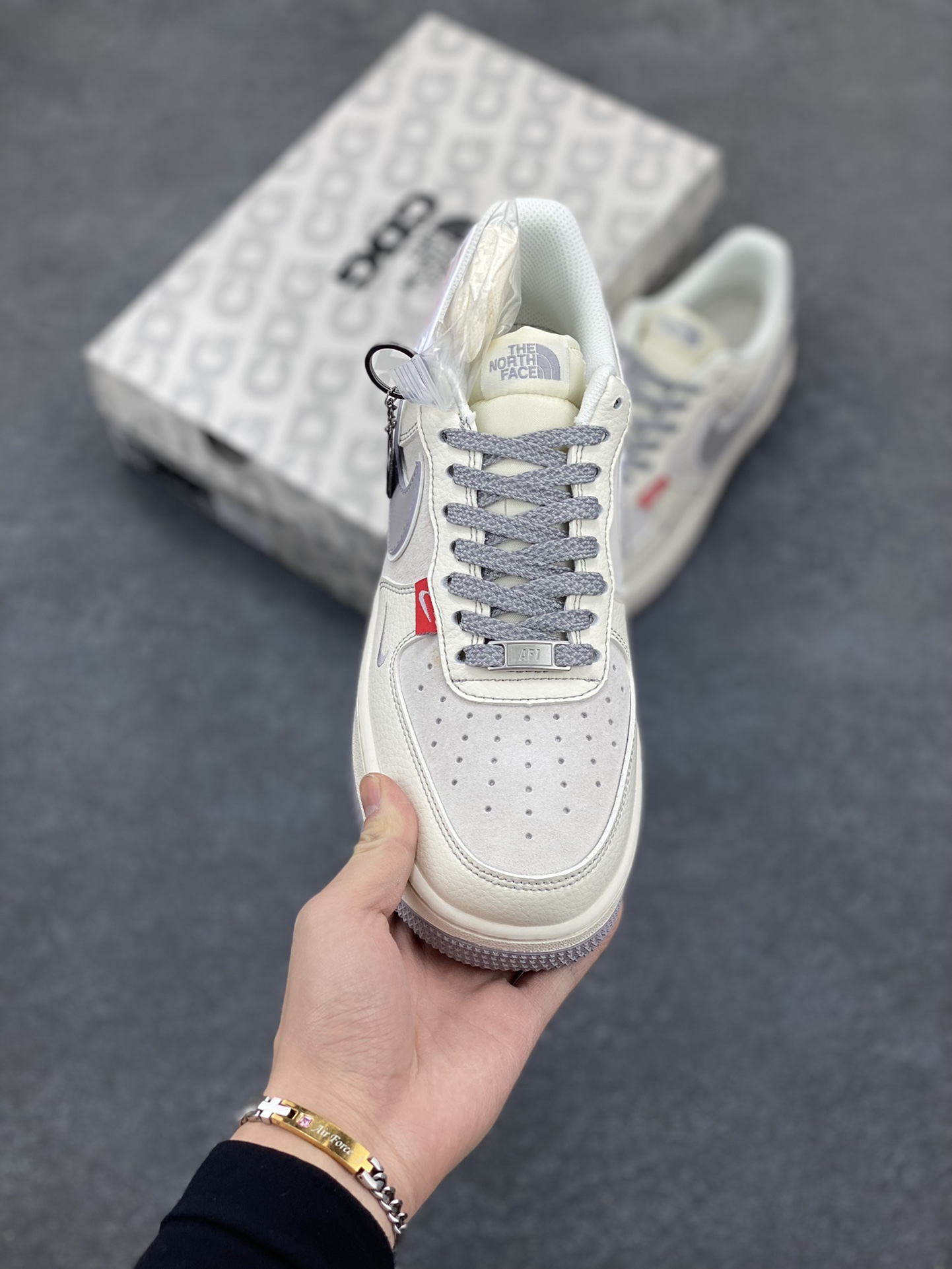 图片[2]-NIke Air Force 1 \’07 Low “北面联名–米灰红标”空军一号 低帮 运动鞋 休闲鞋 折边针车 工艺难度大 原楦头原纸板 原装鞋盒 定制五金配件 内置全掌气垫 原厂鞋底 货号：BB7518-009 尺码：36 36.5 37.5 38 38.5 39 40 40.5 41 42 42.5 43 44 44.5 45-选品中心