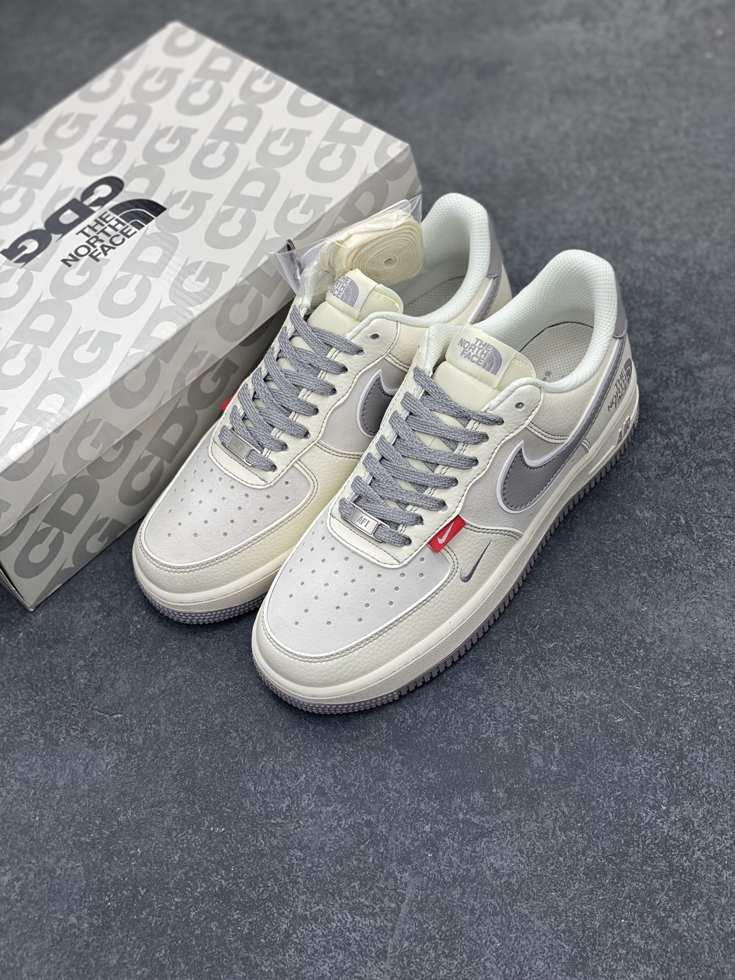 图片[8]-NIke Air Force 1 \’07 Low “北面联名–米灰红标”空军一号 低帮 运动鞋 休闲鞋 折边针车 工艺难度大 原楦头原纸板 原装鞋盒 定制五金配件 内置全掌气垫 原厂鞋底 货号：BB7518-009 尺码：36 36.5 37.5 38 38.5 39 40 40.5 41 42 42.5 43 44 44.5 45-选品中心