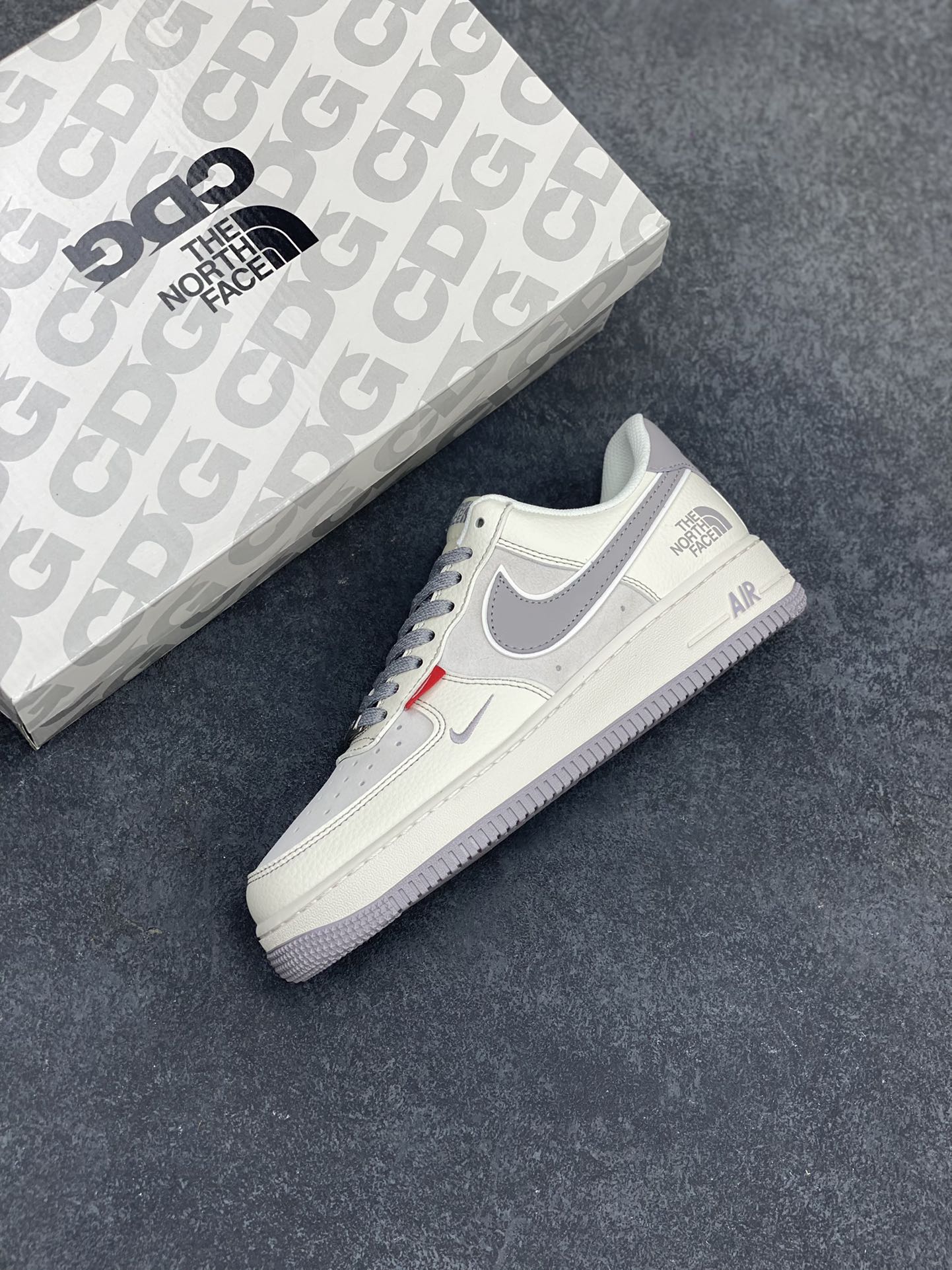 图片[7]-NIke Air Force 1 \’07 Low “北面联名–米灰红标”空军一号 低帮 运动鞋 休闲鞋 折边针车 工艺难度大 原楦头原纸板 原装鞋盒 定制五金配件 内置全掌气垫 原厂鞋底 货号：BB7518-009 尺码：36 36.5 37.5 38 38.5 39 40 40.5 41 42 42.5 43 44 44.5 45-选品中心