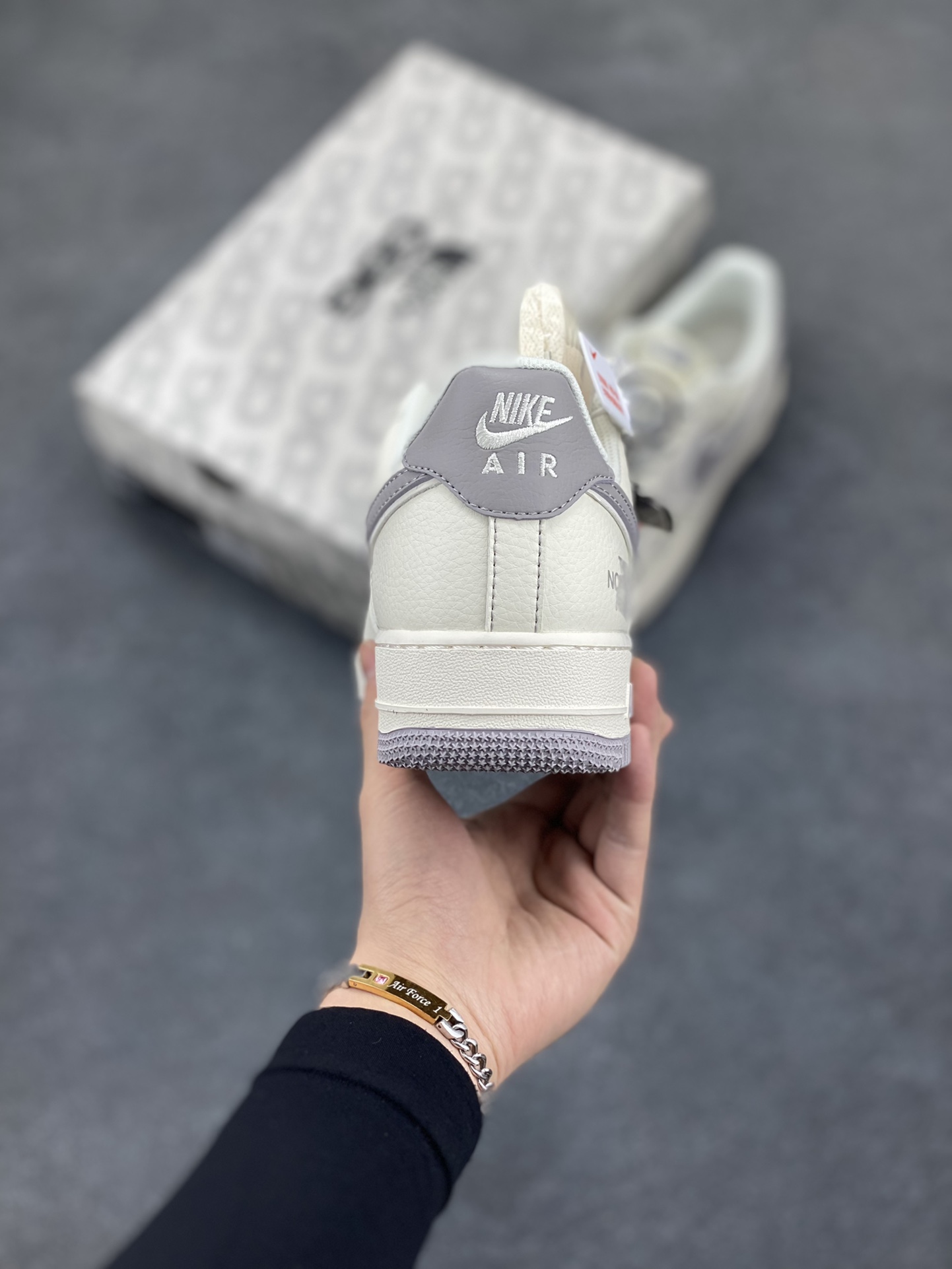 图片[4]-NIke Air Force 1 \’07 Low “北面联名–米灰红标”空军一号 低帮 运动鞋 休闲鞋 折边针车 工艺难度大 原楦头原纸板 原装鞋盒 定制五金配件 内置全掌气垫 原厂鞋底 货号：BB7518-009 尺码：36 36.5 37.5 38 38.5 39 40 40.5 41 42 42.5 43 44 44.5 45-选品中心
