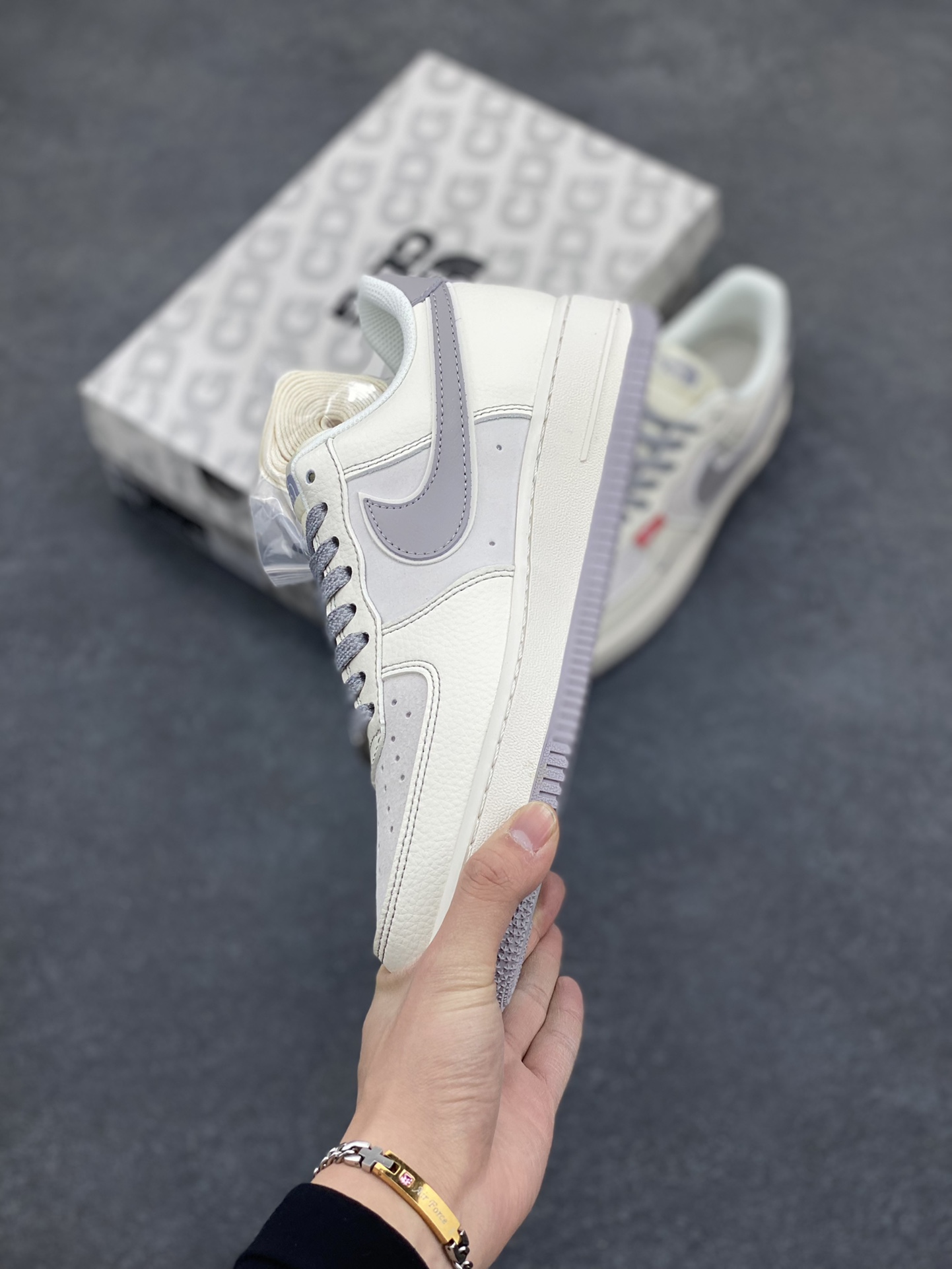 图片[3]-NIke Air Force 1 \’07 Low “北面联名–米灰红标”空军一号 低帮 运动鞋 休闲鞋 折边针车 工艺难度大 原楦头原纸板 原装鞋盒 定制五金配件 内置全掌气垫 原厂鞋底 货号：BB7518-009 尺码：36 36.5 37.5 38 38.5 39 40 40.5 41 42 42.5 43 44 44.5 45-选品中心