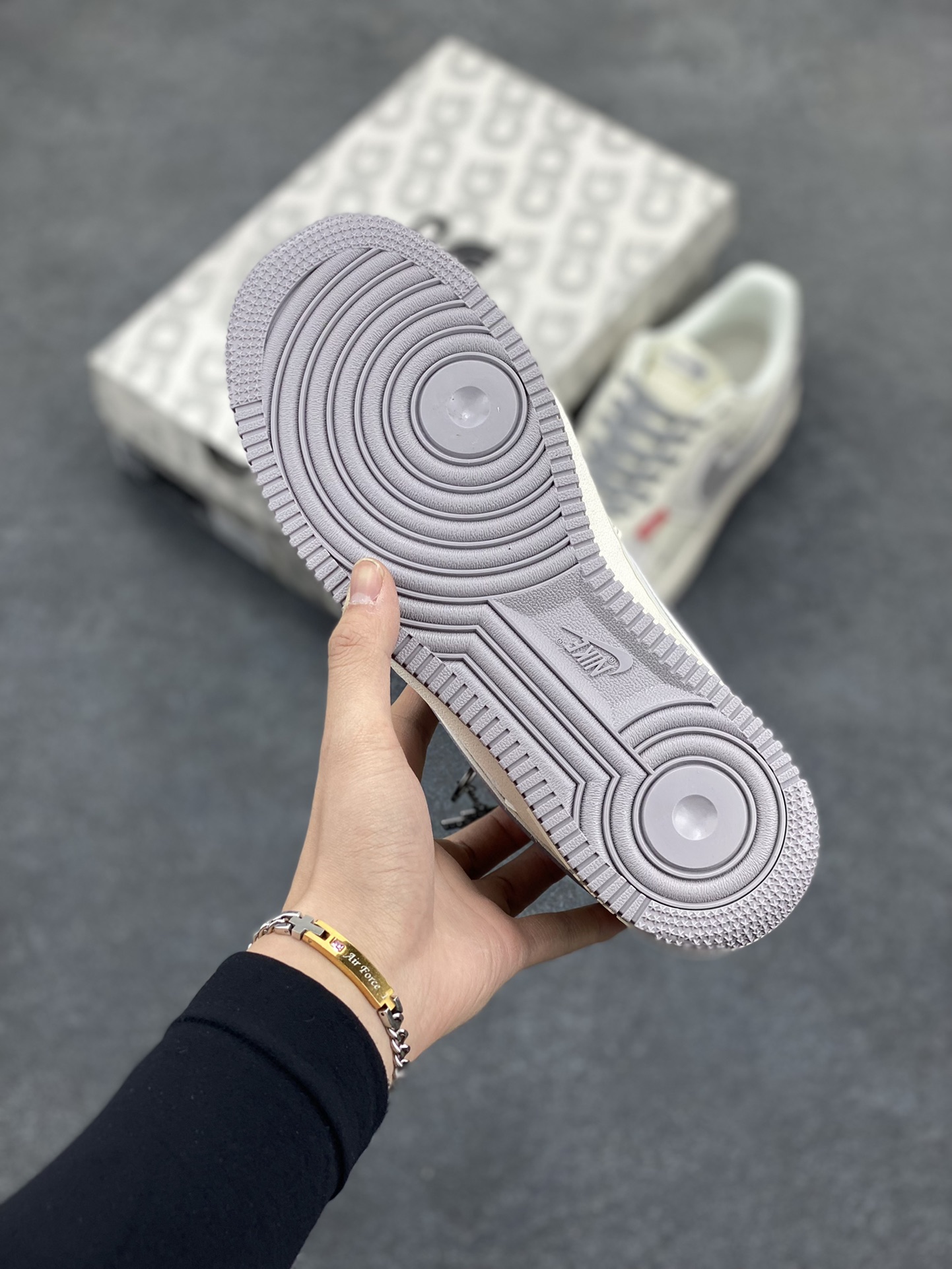 图片[5]-NIke Air Force 1 \’07 Low “北面联名–米灰红标”空军一号 低帮 运动鞋 休闲鞋 折边针车 工艺难度大 原楦头原纸板 原装鞋盒 定制五金配件 内置全掌气垫 原厂鞋底 货号：BB7518-009 尺码：36 36.5 37.5 38 38.5 39 40 40.5 41 42 42.5 43 44 44.5 45-选品中心