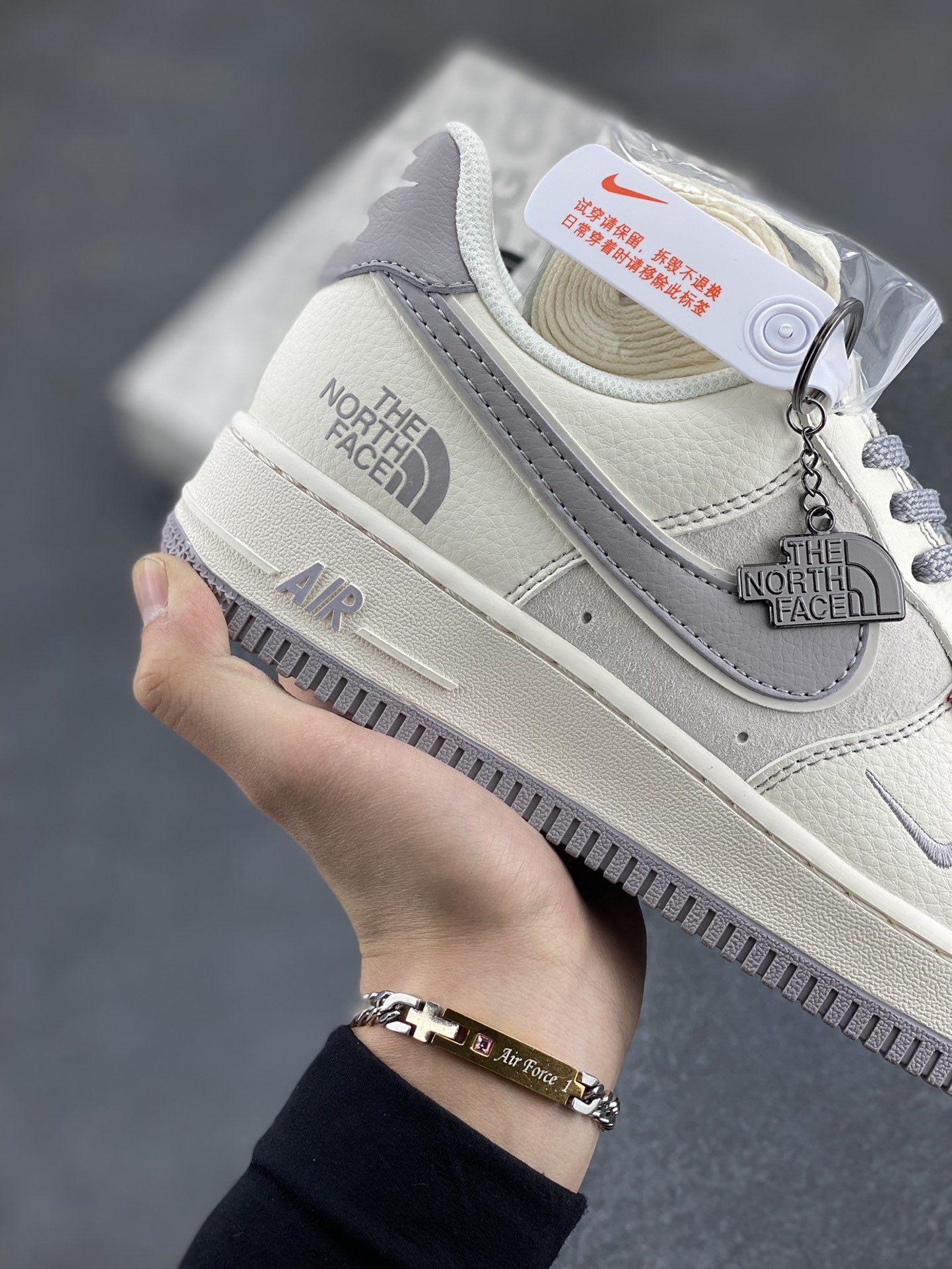 图片[6]-NIke Air Force 1 \’07 Low “北面联名–米灰红标”空军一号 低帮 运动鞋 休闲鞋 折边针车 工艺难度大 原楦头原纸板 原装鞋盒 定制五金配件 内置全掌气垫 原厂鞋底 货号：BB7518-009 尺码：36 36.5 37.5 38 38.5 39 40 40.5 41 42 42.5 43 44 44.5 45-选品中心