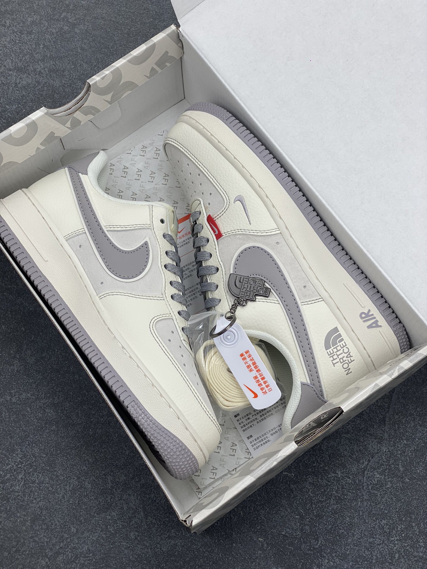 图片[9]-NIke Air Force 1 \’07 Low “北面联名–米灰红标”空军一号 低帮 运动鞋 休闲鞋 折边针车 工艺难度大 原楦头原纸板 原装鞋盒 定制五金配件 内置全掌气垫 原厂鞋底 货号：BB7518-009 尺码：36 36.5 37.5 38 38.5 39 40 40.5 41 42 42.5 43 44 44.5 45-选品中心