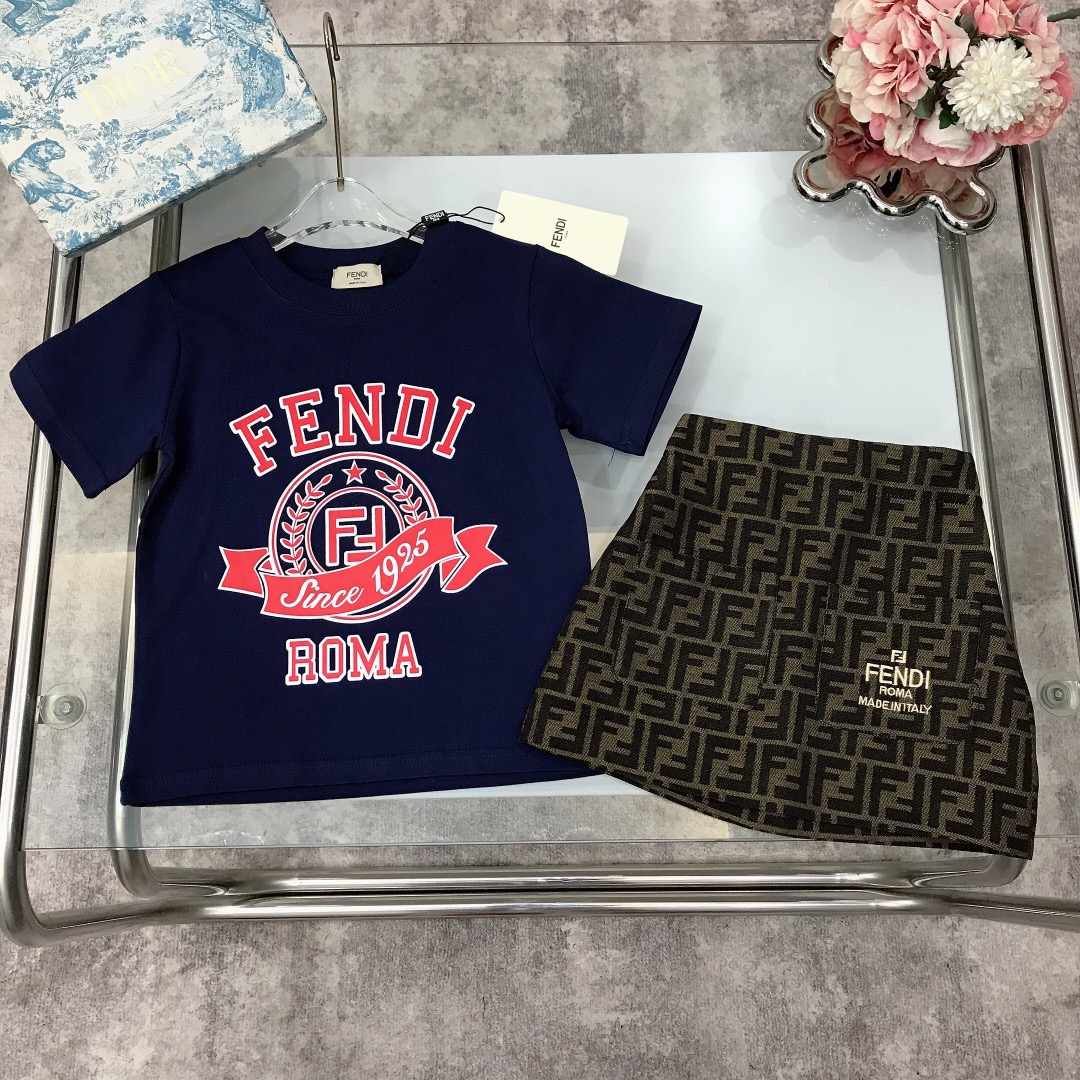 ❣️现货zebqw FEND* 兄妹款～限定系列 纯棉短袖➕提花牛仔半裙 \n\n纯棉质地 柔软细腻 精致款 原版1:1打造 克重zsdqwG打造～胸前搭配标志性双FF印花设计 刺绣logo全面提花牛仔经典老花色系半裙 尽显优雅跟帅气 柔顺舒适 亲肤不扎 上身效果极好 \n颜色：藏蓝色 杏色\n     size尺码：100-110-120-130-140-150【CM】\n    专柜包装➕10